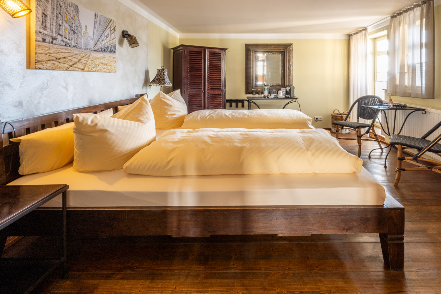 Stilvolles Doppelzimmer mit Gemeinschaftsterrasse und Blick auf Elbe und Blaues Wunder im Boutique Hotel La Campagnola, Dresden-Loschwitz.