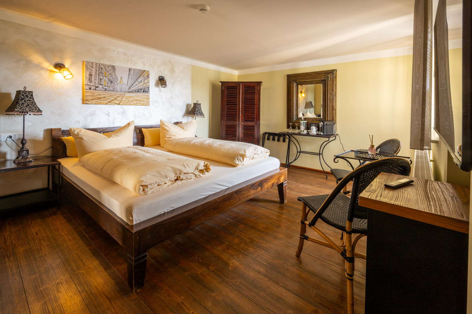 Stilvolles Doppelzimmer mit Gemeinschaftsterrasse und Blick auf Elbe und Blaues Wunder im Boutique Hotel La Campagnola, Dresden-Loschwitz.