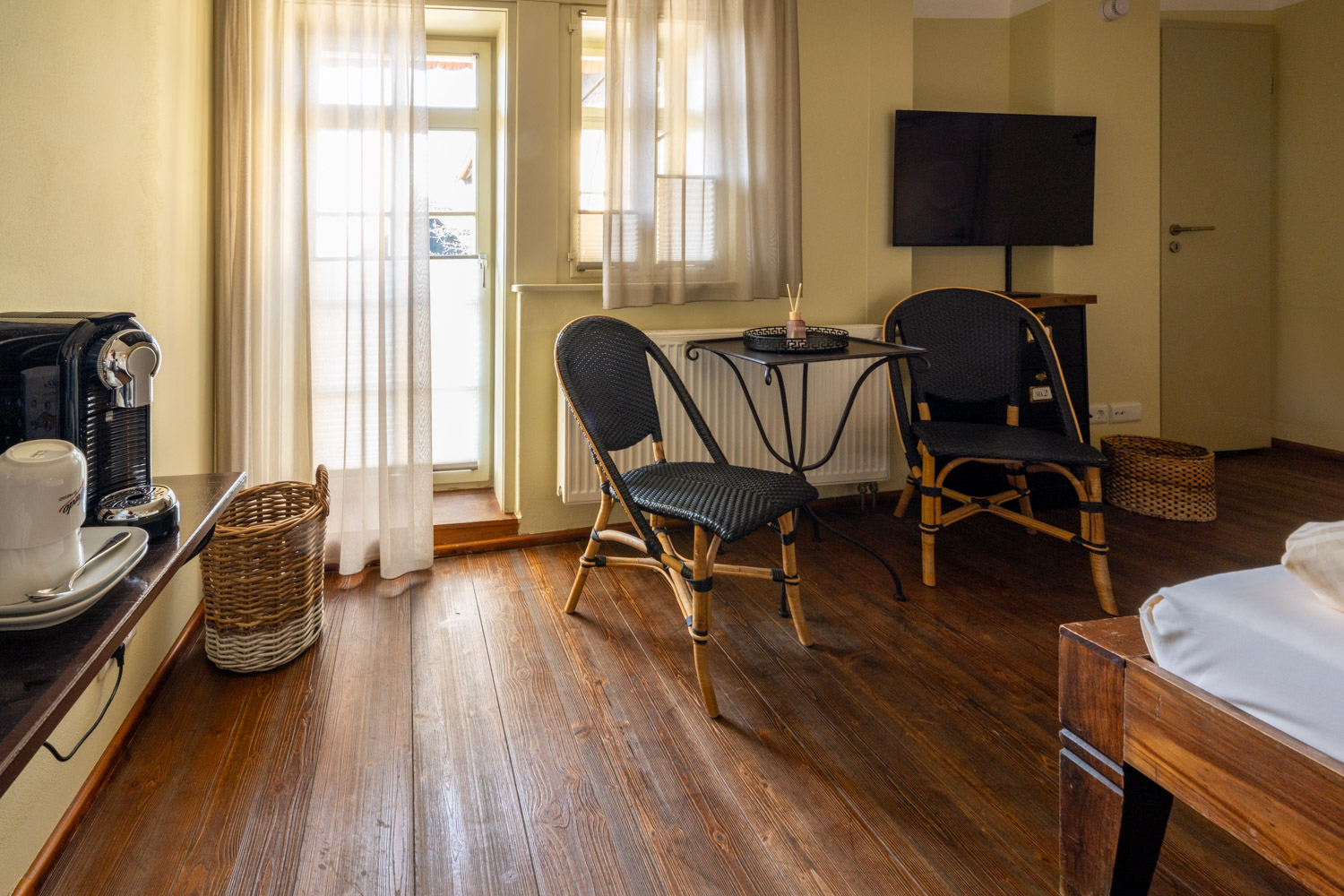 Stilvolles Doppelzimmer mit Gemeinschaftsterrasse und Blick auf Elbe und Blaues Wunder im Boutique Hotel La Campagnola, Dresden-Loschwitz.