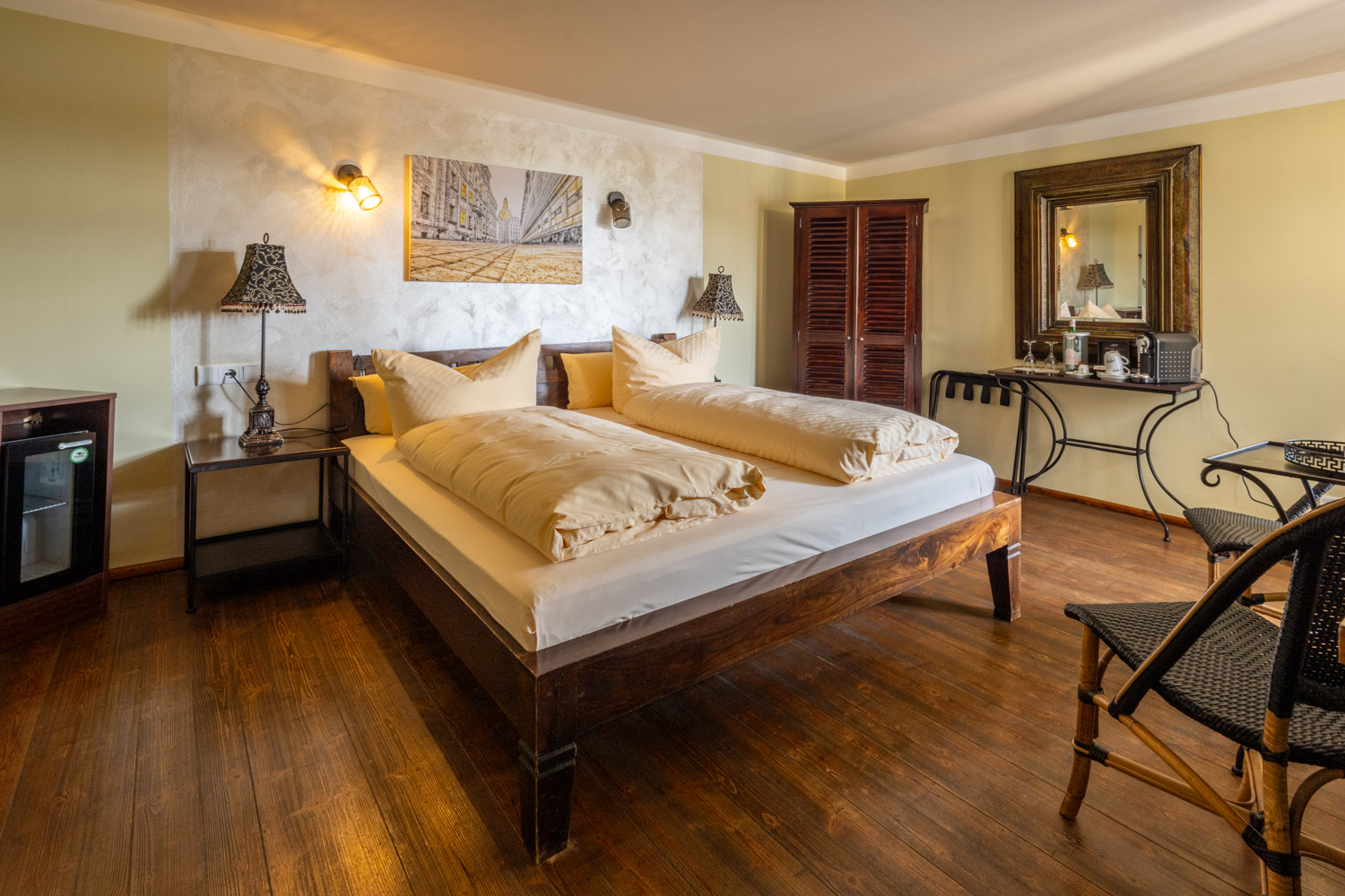 Stilvolles Doppelzimmer mit Gemeinschaftsterrasse und Blick auf Elbe und Blaues Wunder im Boutique Hotel La Campagnola, Dresden-Loschwitz.