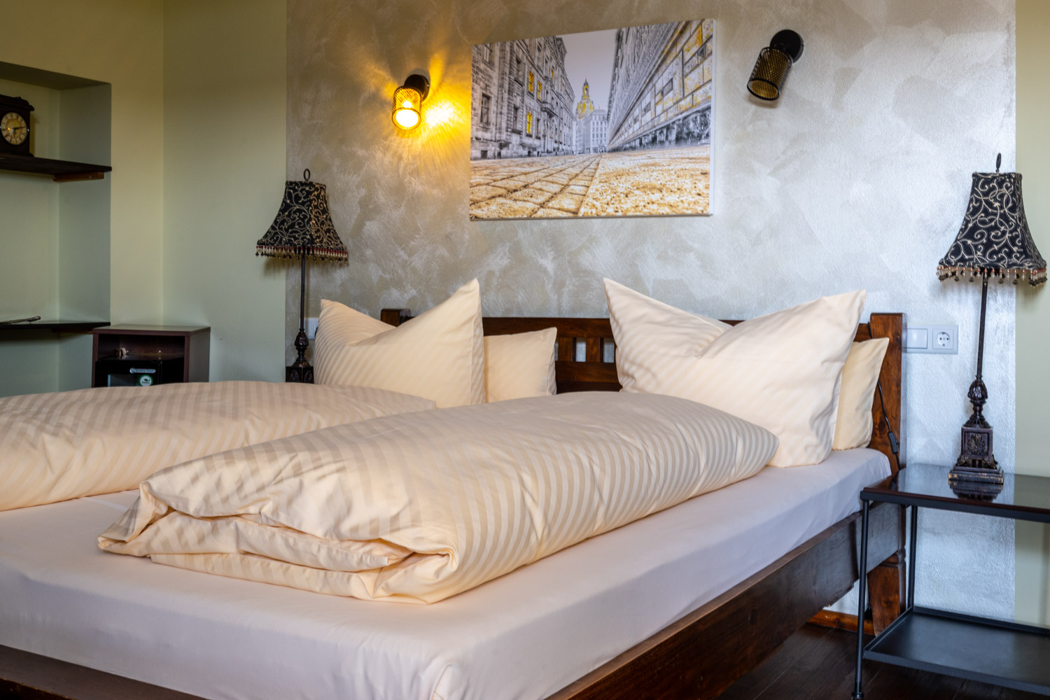 Stilvolles Doppelzimmer mit Gemeinschaftsterrasse und Blick auf Elbe und Blaues Wunder im Boutique Hotel La Campagnola, Dresden-Loschwitz.