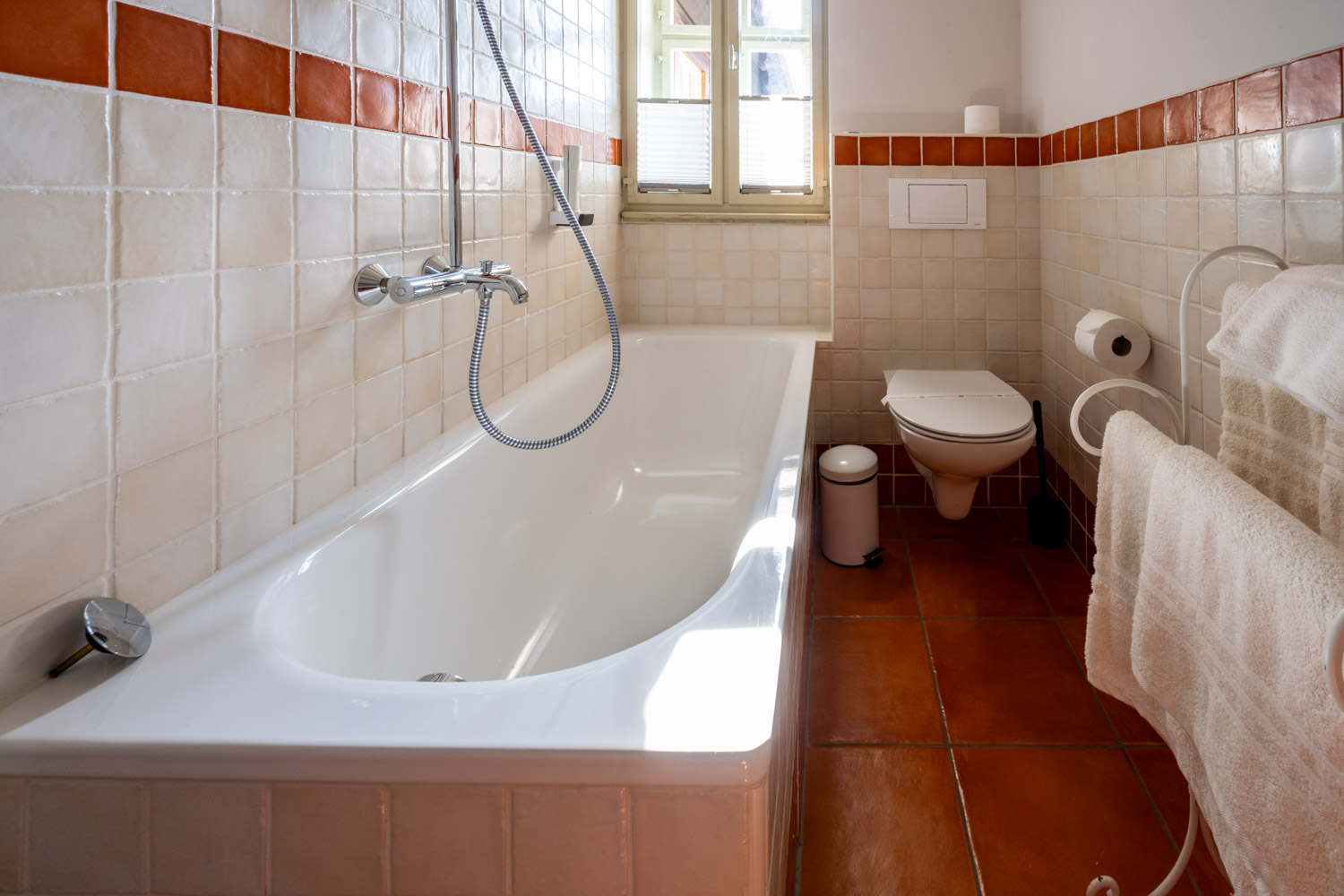 Stilvolles Doppelzimmer mit Gemeinschaftsterrasse und Blick auf Elbe und Blaues Wunder im Boutique Hotel La Campagnola, Dresden-Loschwitz.