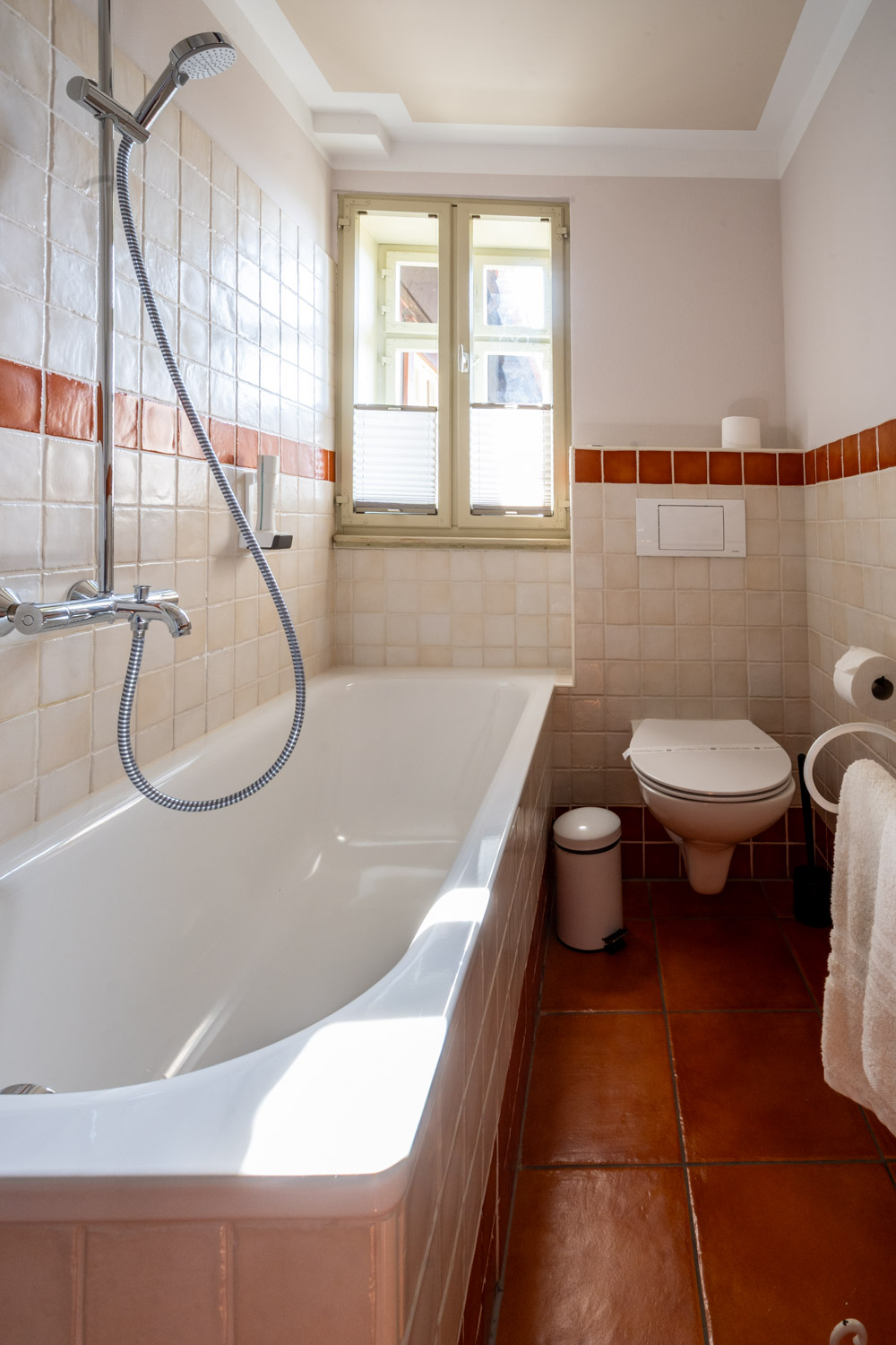 Stilvolles Doppelzimmer mit Gemeinschaftsterrasse und Blick auf Elbe und Blaues Wunder im Boutique Hotel La Campagnola, Dresden-Loschwitz.