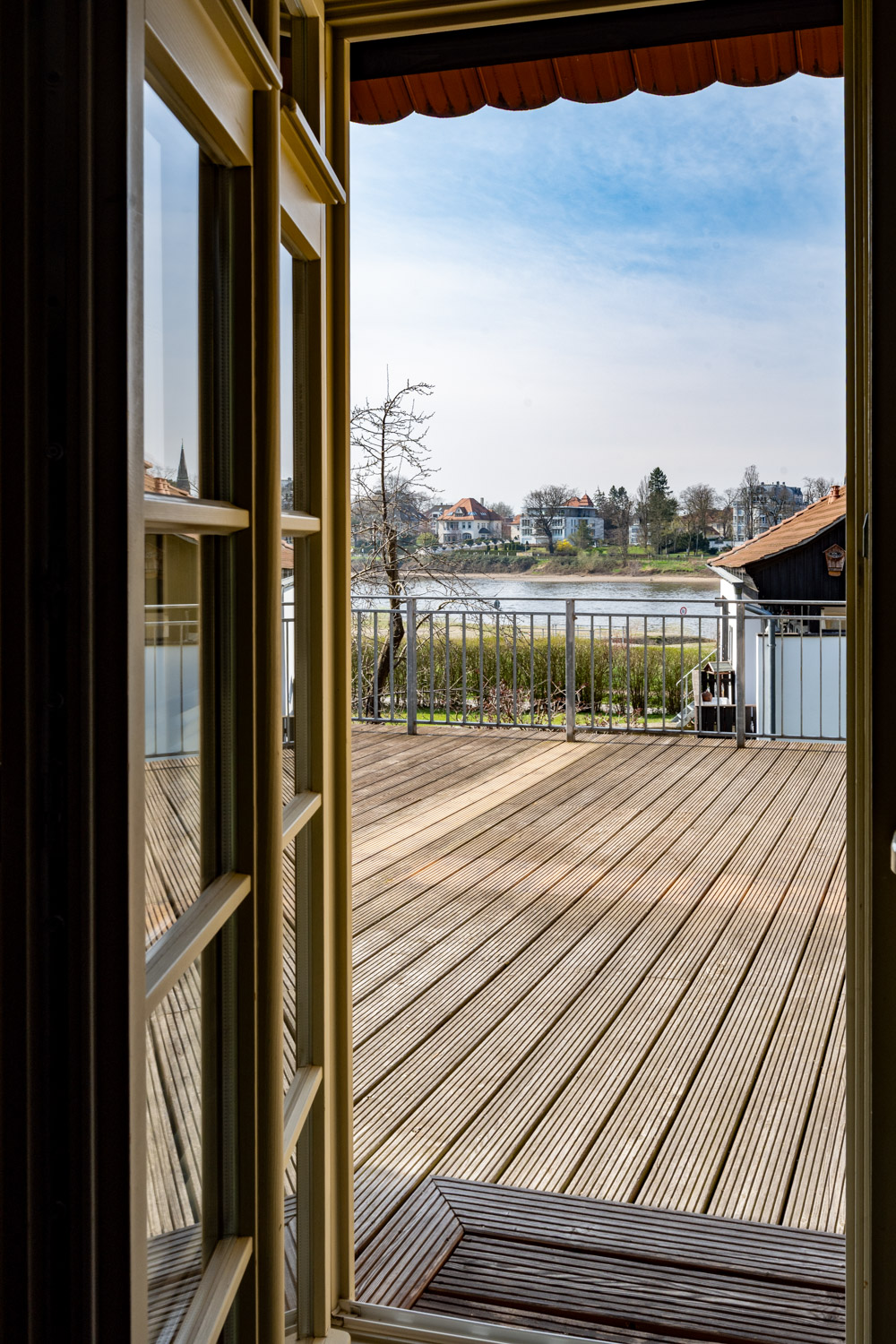 Stilvolles Doppelzimmer mit Gemeinschaftsterrasse und Blick auf Elbe und Blaues Wunder im Boutique Hotel La Campagnola, Dresden-Loschwitz.
