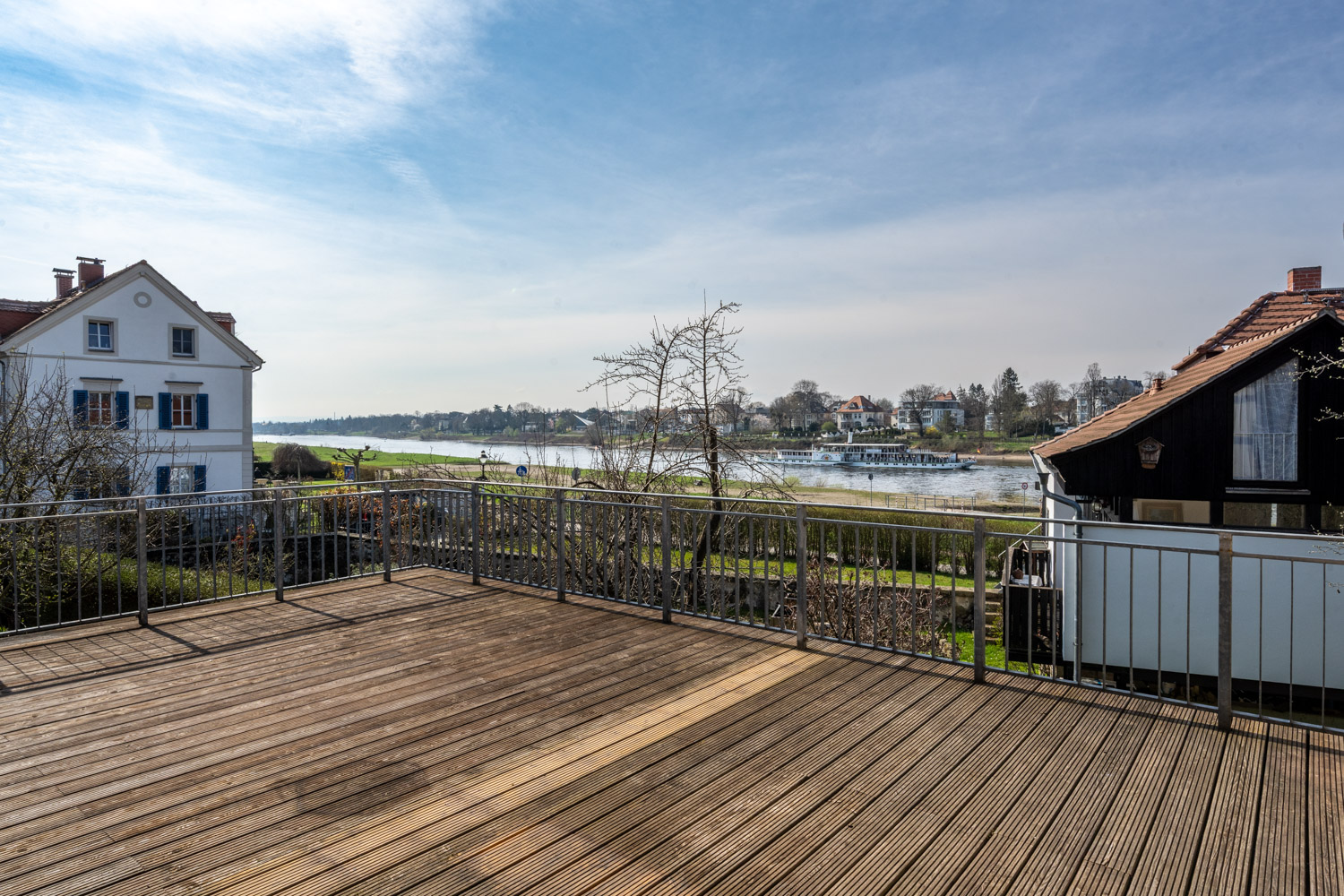 Stilvolles Doppelzimmer mit Gemeinschaftsterrasse und Blick auf Elbe und Blaues Wunder im Boutique Hotel La Campagnola, Dresden-Loschwitz.