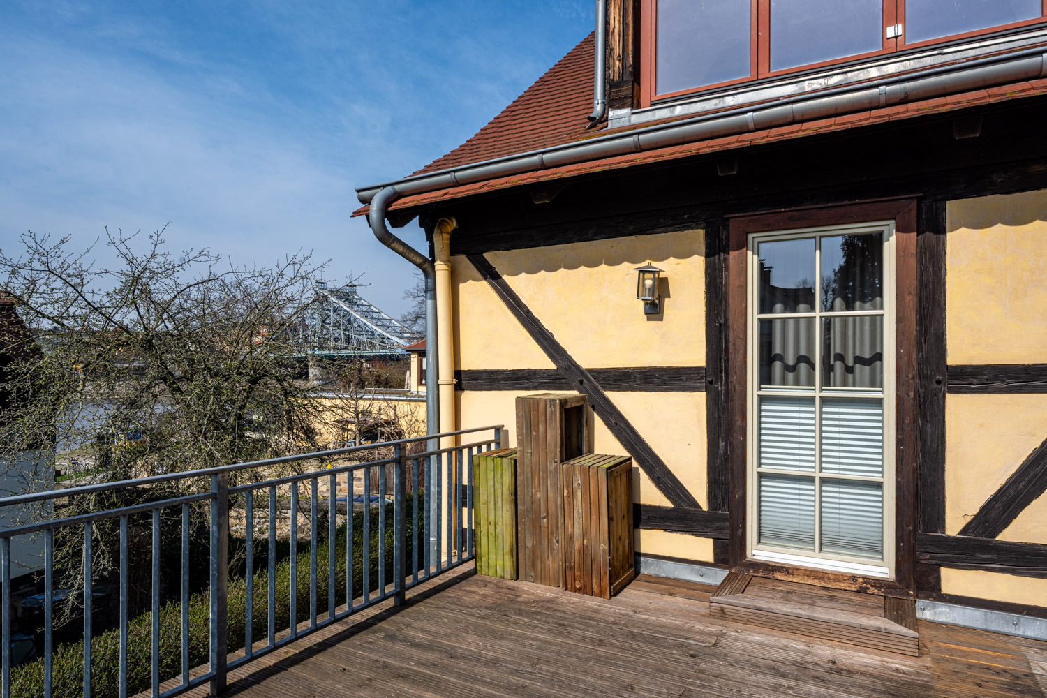 Stilvolles Doppelzimmer mit Gemeinschaftsterrasse und Blick auf Elbe und Blaues Wunder im Boutique Hotel La Campagnola, Dresden-Loschwitz.