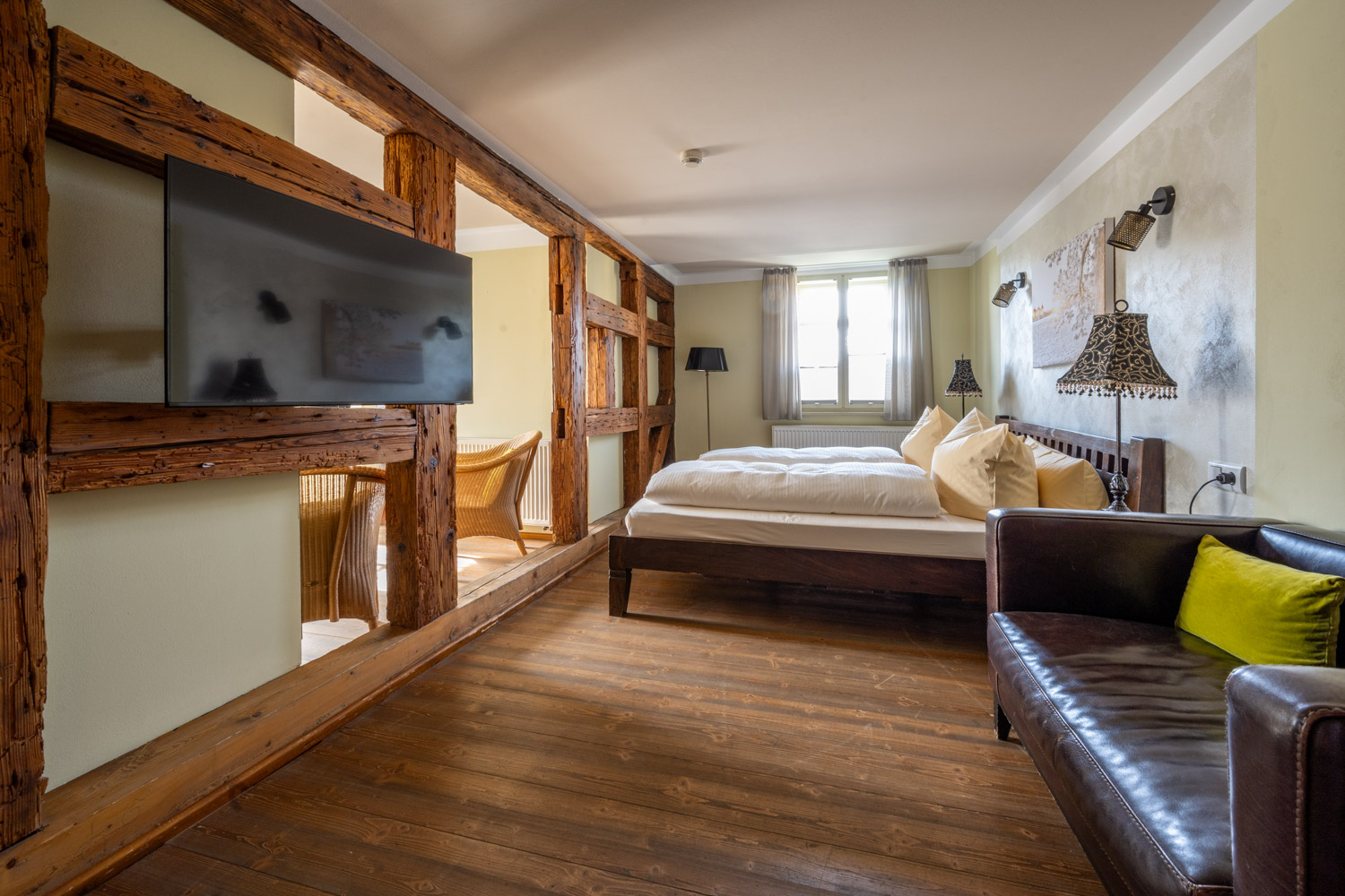 [Doppelzimmer 102] Helles Doppelzimmer im Alten Fährgut mit gemütlichem Doppelbett, direktem Zugang zur gemeinsamen Terrasse und weitem Blick über Elbe und Blaues Wunder.