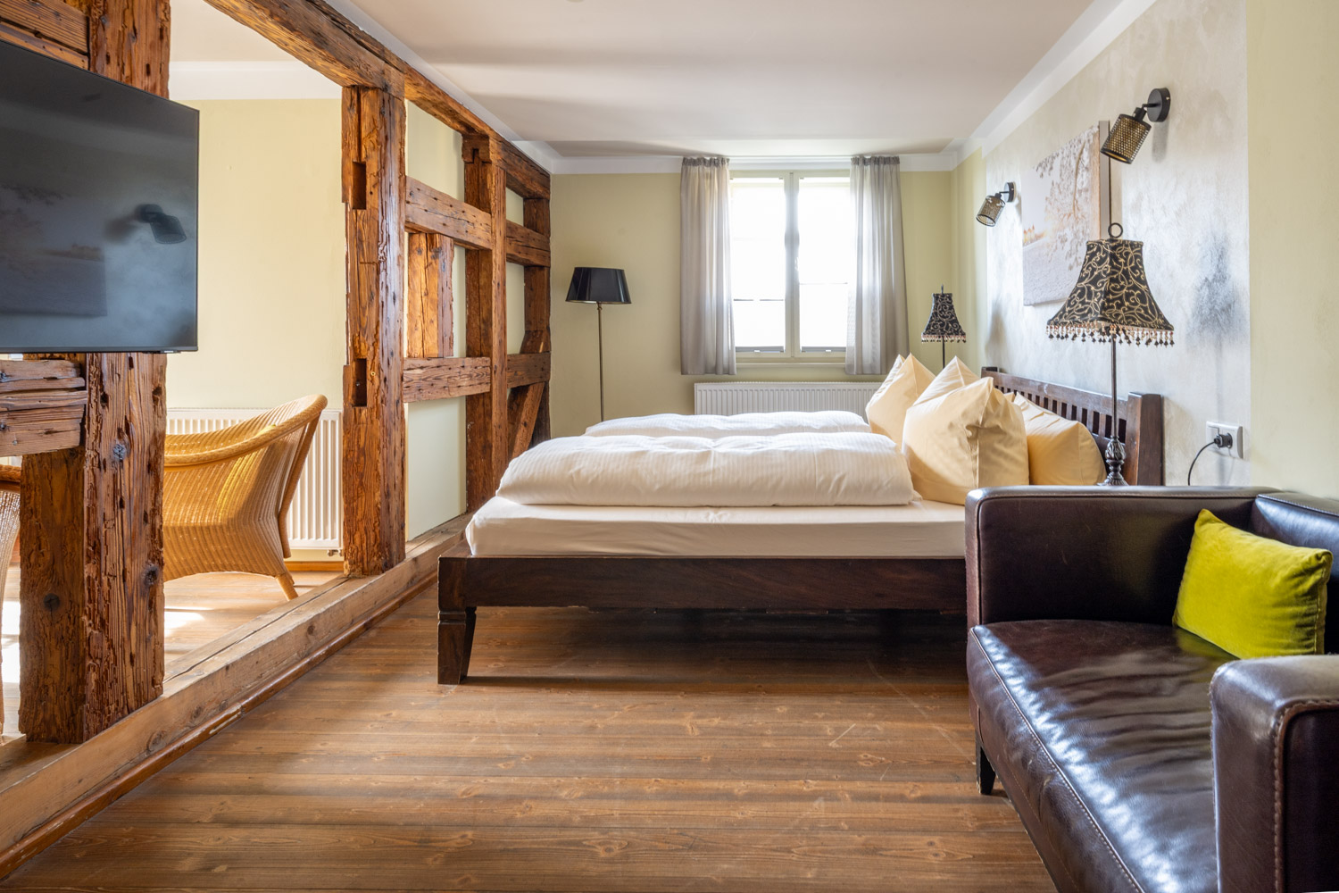 [Doppelzimmer 102] Helles Doppelzimmer im Alten Fährgut mit gemütlichem Doppelbett, direktem Zugang zur gemeinsamen Terrasse und weitem Blick über Elbe und Blaues Wunder.