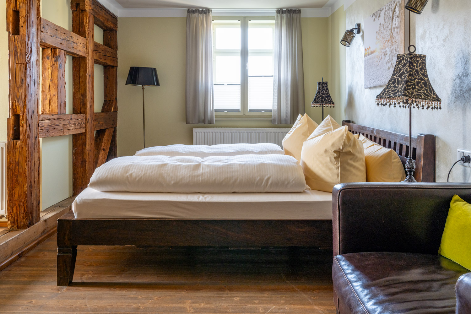 [Doppelzimmer 102] Helles Doppelzimmer im Alten Fährgut mit gemütlichem Doppelbett, direktem Zugang zur gemeinsamen Terrasse und weitem Blick über Elbe und Blaues Wunder.