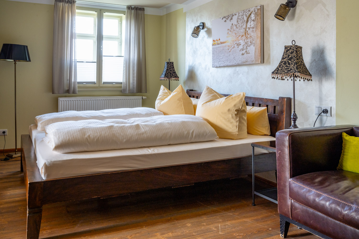 [Doppelzimmer 102] Helles Doppelzimmer im Alten Fährgut mit gemütlichem Doppelbett, direktem Zugang zur gemeinsamen Terrasse und weitem Blick über Elbe und Blaues Wunder.