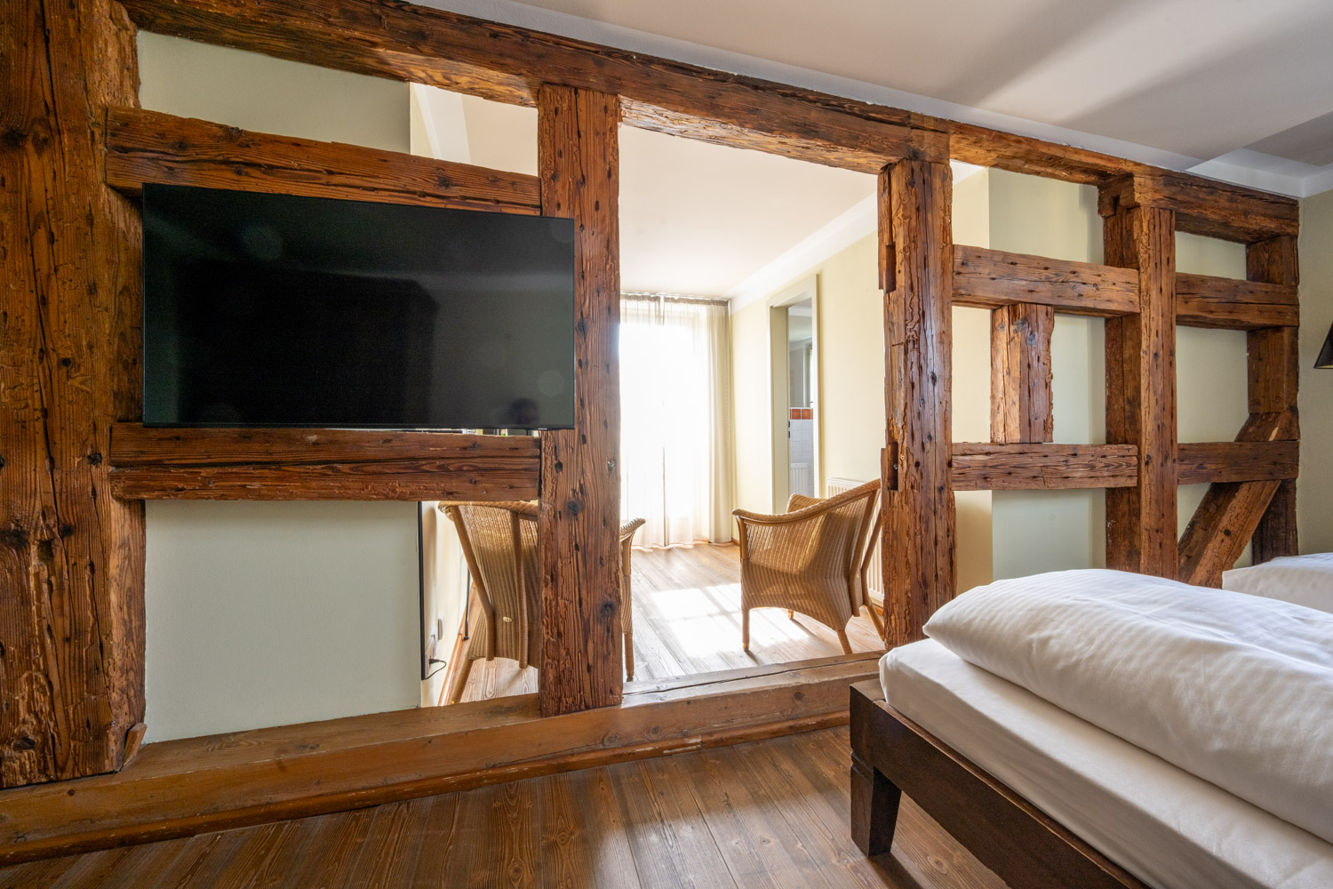 [Doppelzimmer 102] Helles Doppelzimmer im Alten Fährgut mit gemütlichem Doppelbett, direktem Zugang zur gemeinsamen Terrasse und weitem Blick über Elbe und Blaues Wunder.