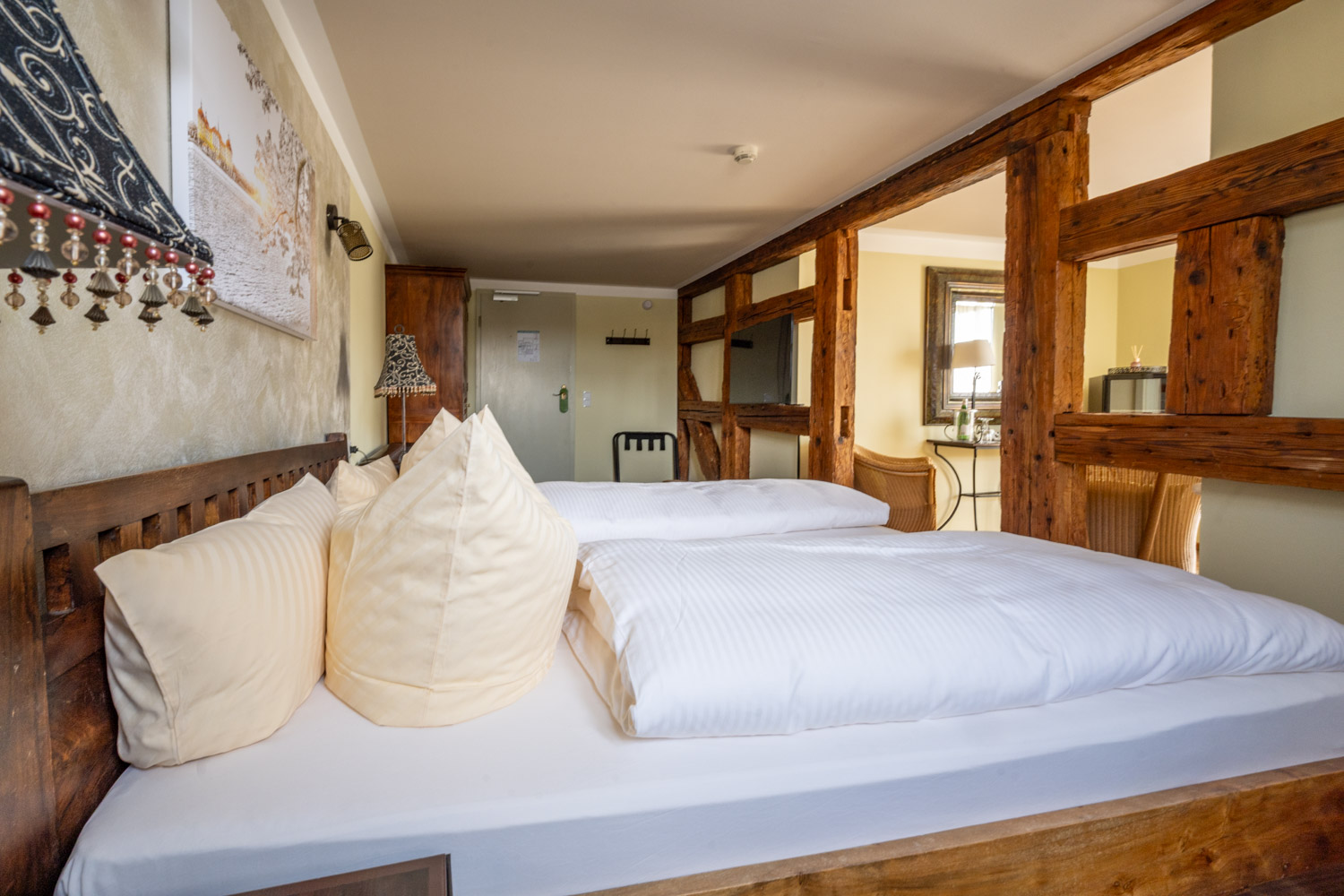 [Doppelzimmer 102] Helles Doppelzimmer im Alten Fährgut mit gemütlichem Doppelbett, direktem Zugang zur gemeinsamen Terrasse und weitem Blick über Elbe und Blaues Wunder.