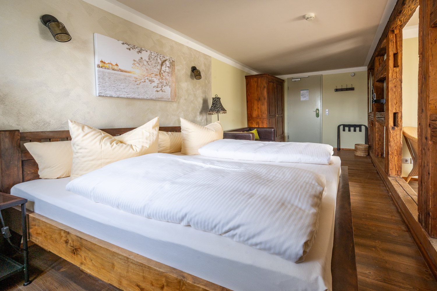 [Doppelzimmer 102] Helles Doppelzimmer im Alten Fährgut mit gemütlichem Doppelbett, direktem Zugang zur gemeinsamen Terrasse und weitem Blick über Elbe und Blaues Wunder.