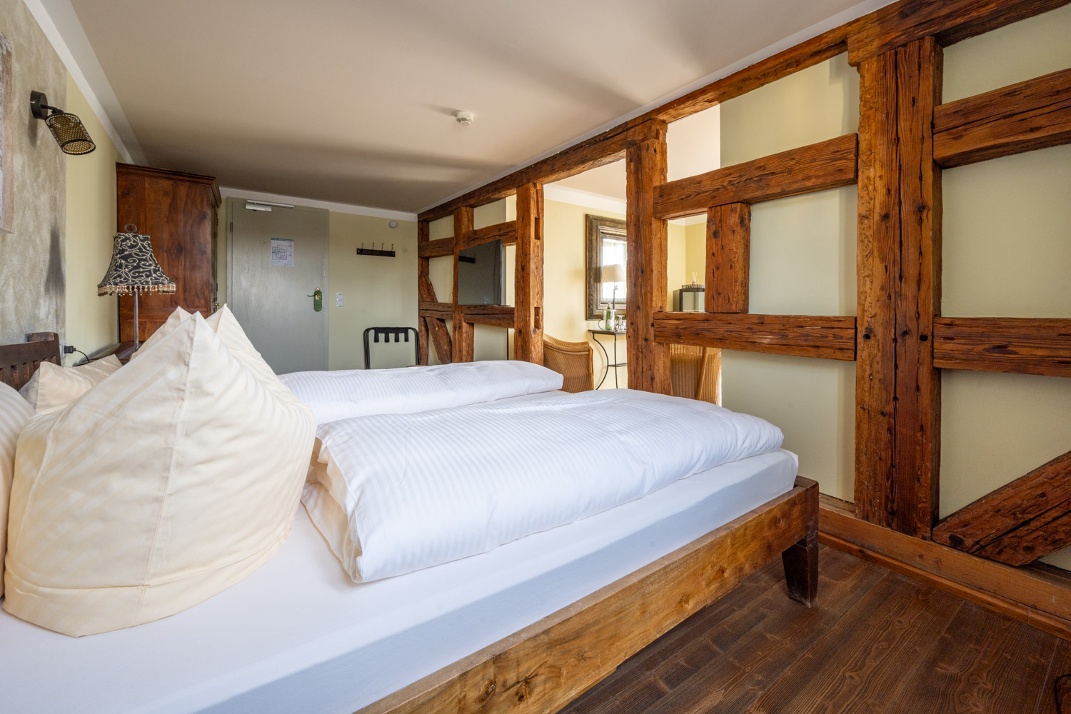 [Doppelzimmer 102] Helles Doppelzimmer im Alten Fährgut mit gemütlichem Doppelbett, direktem Zugang zur gemeinsamen Terrasse und weitem Blick über Elbe und Blaues Wunder.