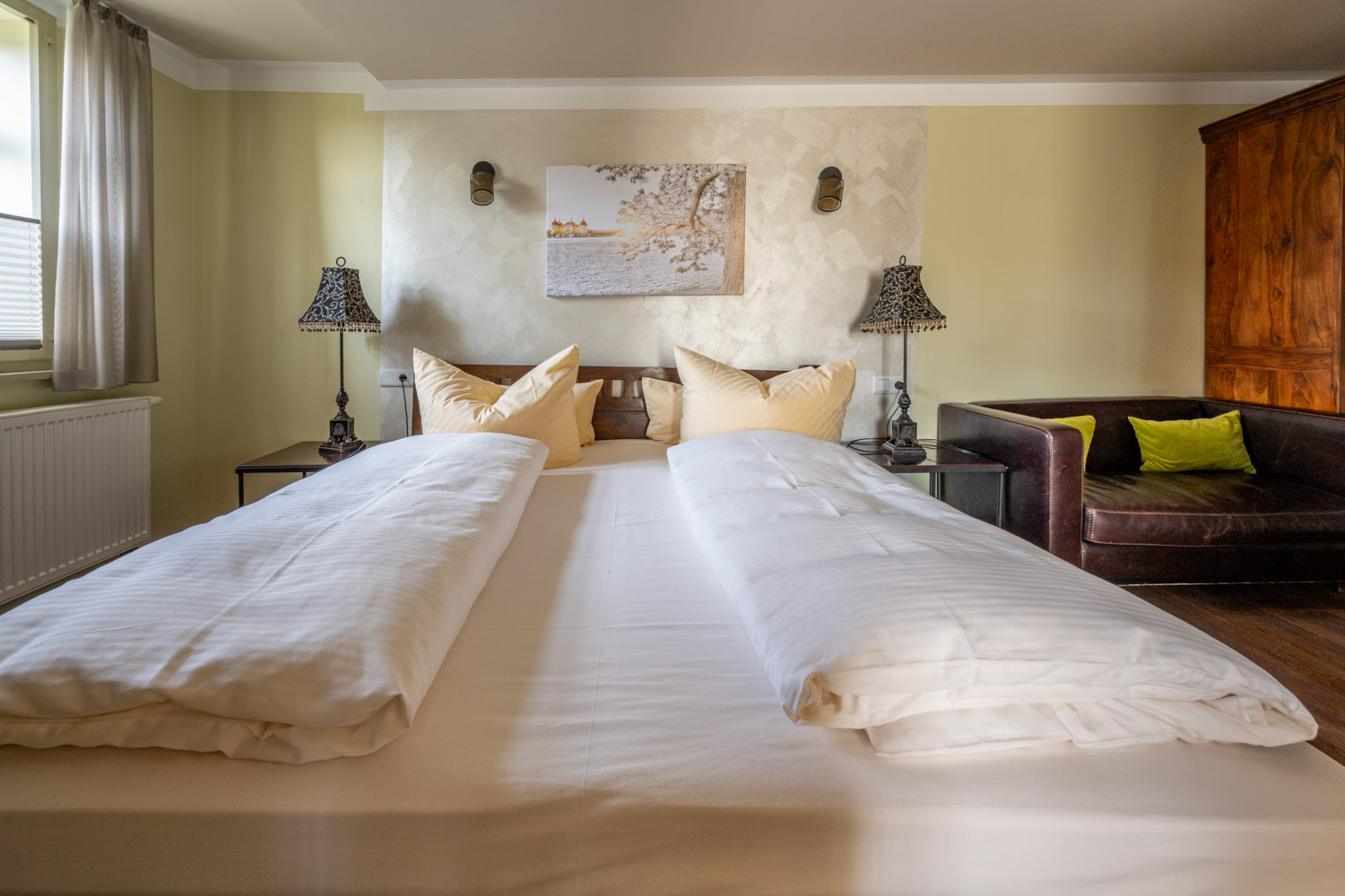 [Doppelzimmer 102] Helles Doppelzimmer im Alten Fährgut mit gemütlichem Doppelbett, direktem Zugang zur gemeinsamen Terrasse und weitem Blick über Elbe und Blaues Wunder.