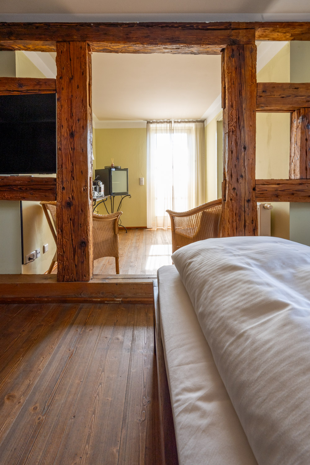 [Doppelzimmer 102] Helles Doppelzimmer im Alten Fährgut mit gemütlichem Doppelbett, direktem Zugang zur gemeinsamen Terrasse und weitem Blick über Elbe und Blaues Wunder.