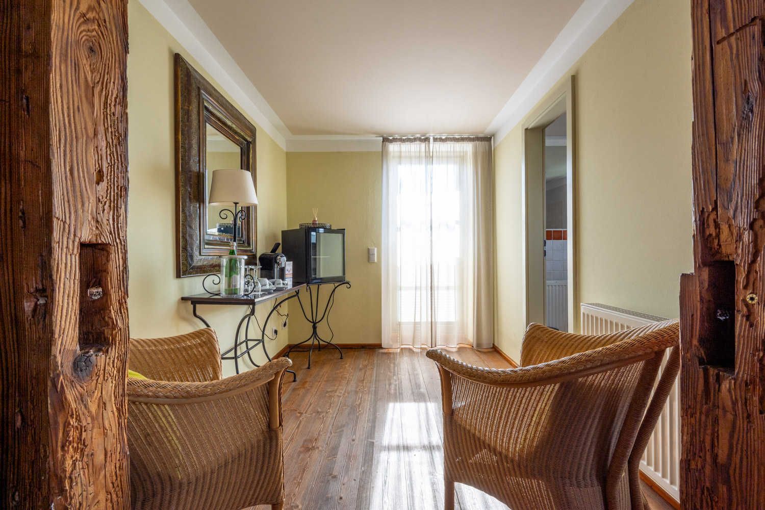 [Doppelzimmer 102] Helles Doppelzimmer im Alten Fährgut mit gemütlichem Doppelbett, direktem Zugang zur gemeinsamen Terrasse und weitem Blick über Elbe und Blaues Wunder.