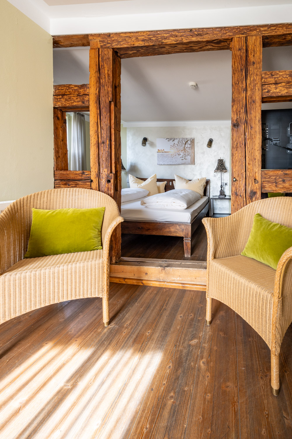 [Doppelzimmer 102] Helles Doppelzimmer im Alten Fährgut mit gemütlichem Doppelbett, direktem Zugang zur gemeinsamen Terrasse und weitem Blick über Elbe und Blaues Wunder.