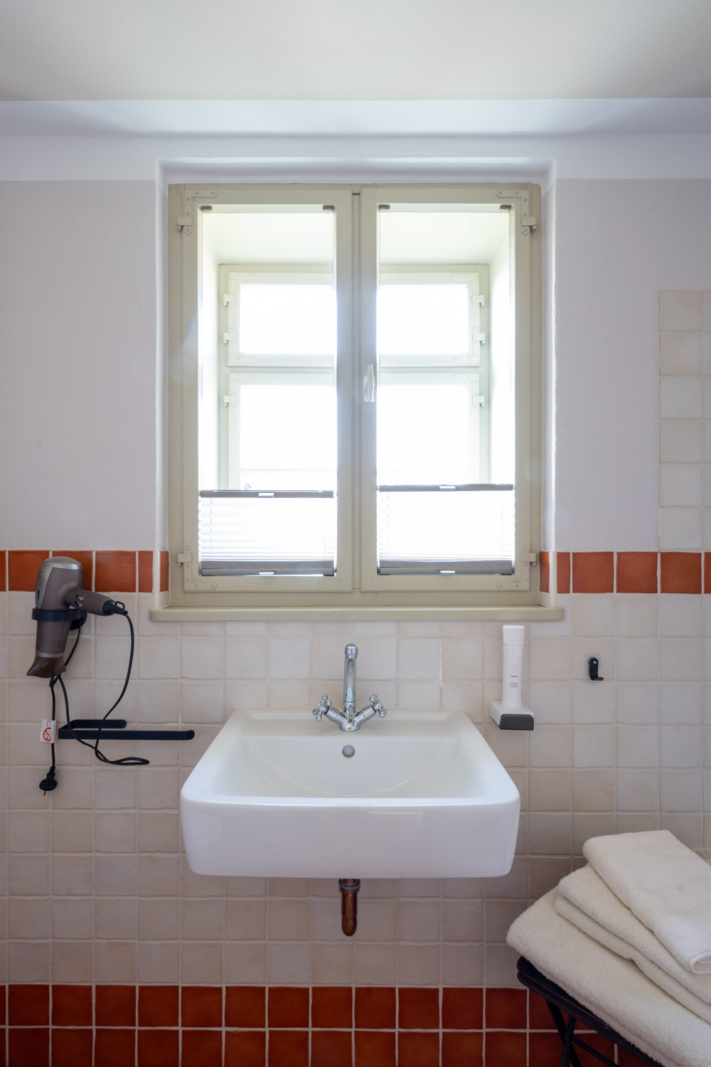 [Doppelzimmer 102] Helles Doppelzimmer im Alten Fährgut mit gemütlichem Doppelbett, direktem Zugang zur gemeinsamen Terrasse und weitem Blick über Elbe und Blaues Wunder.