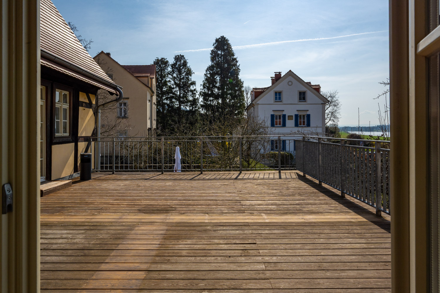 [Doppelzimmer 102] Helles Doppelzimmer im Alten Fährgut mit gemütlichem Doppelbett, direktem Zugang zur gemeinsamen Terrasse und weitem Blick über Elbe und Blaues Wunder.