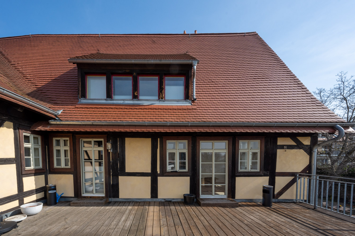[Doppelzimmer 102] Helles Doppelzimmer im Alten Fährgut mit gemütlichem Doppelbett, direktem Zugang zur gemeinsamen Terrasse und weitem Blick über Elbe und Blaues Wunder.