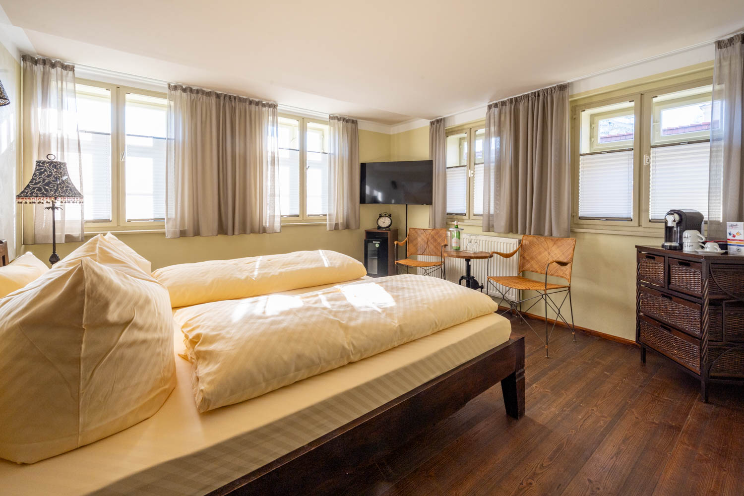 [Doppelzimmer 103] Helles Doppelzimmer mit gemütlichem Doppelbett und weitem Blick Richtung Elbe und Dorfstraße, ideal für Paare und kleine Familien.