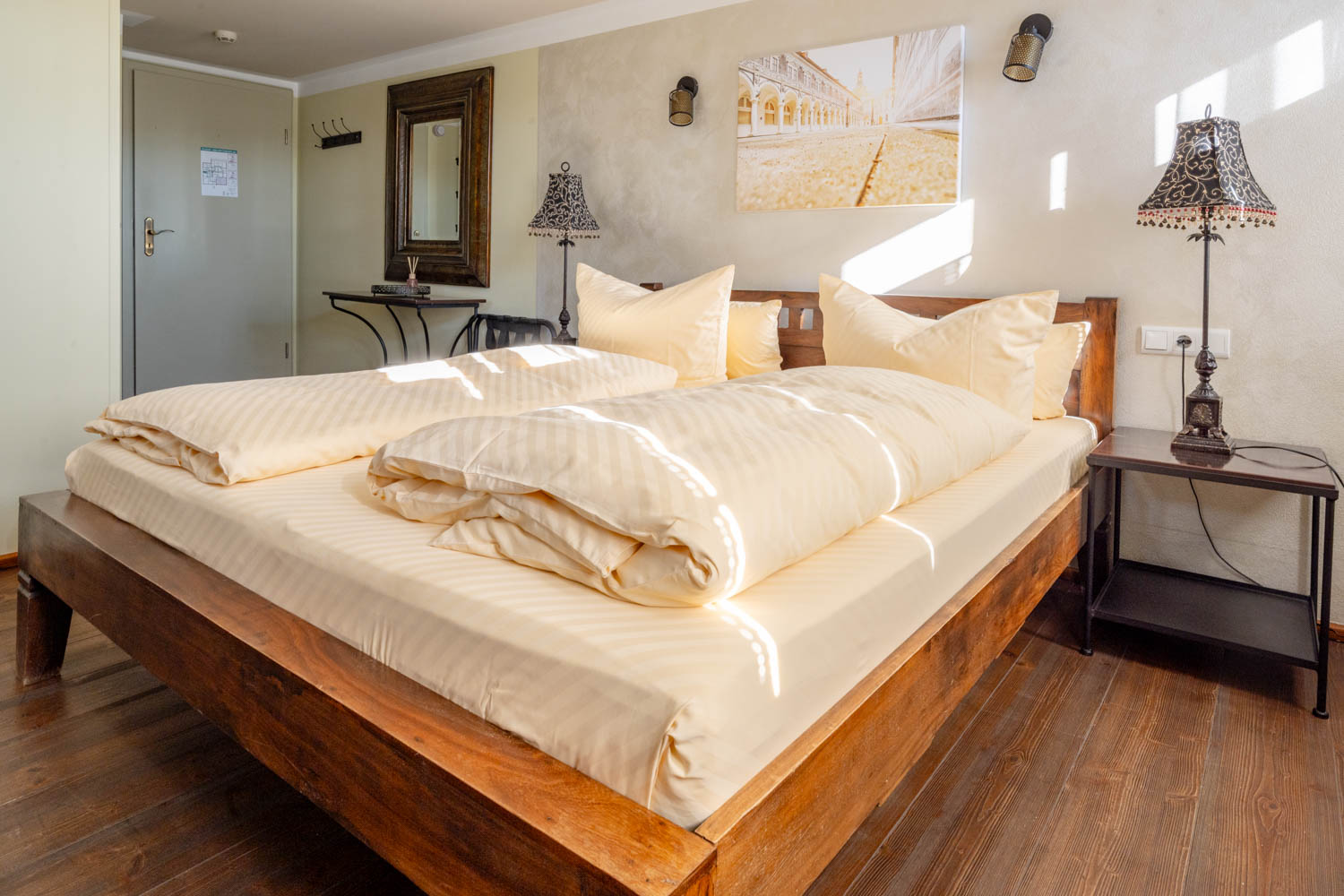 [Doppelzimmer 103] Helles Doppelzimmer mit gemütlichem Doppelbett und weitem Blick Richtung Elbe und Dorfstraße, ideal für Paare und kleine Familien.