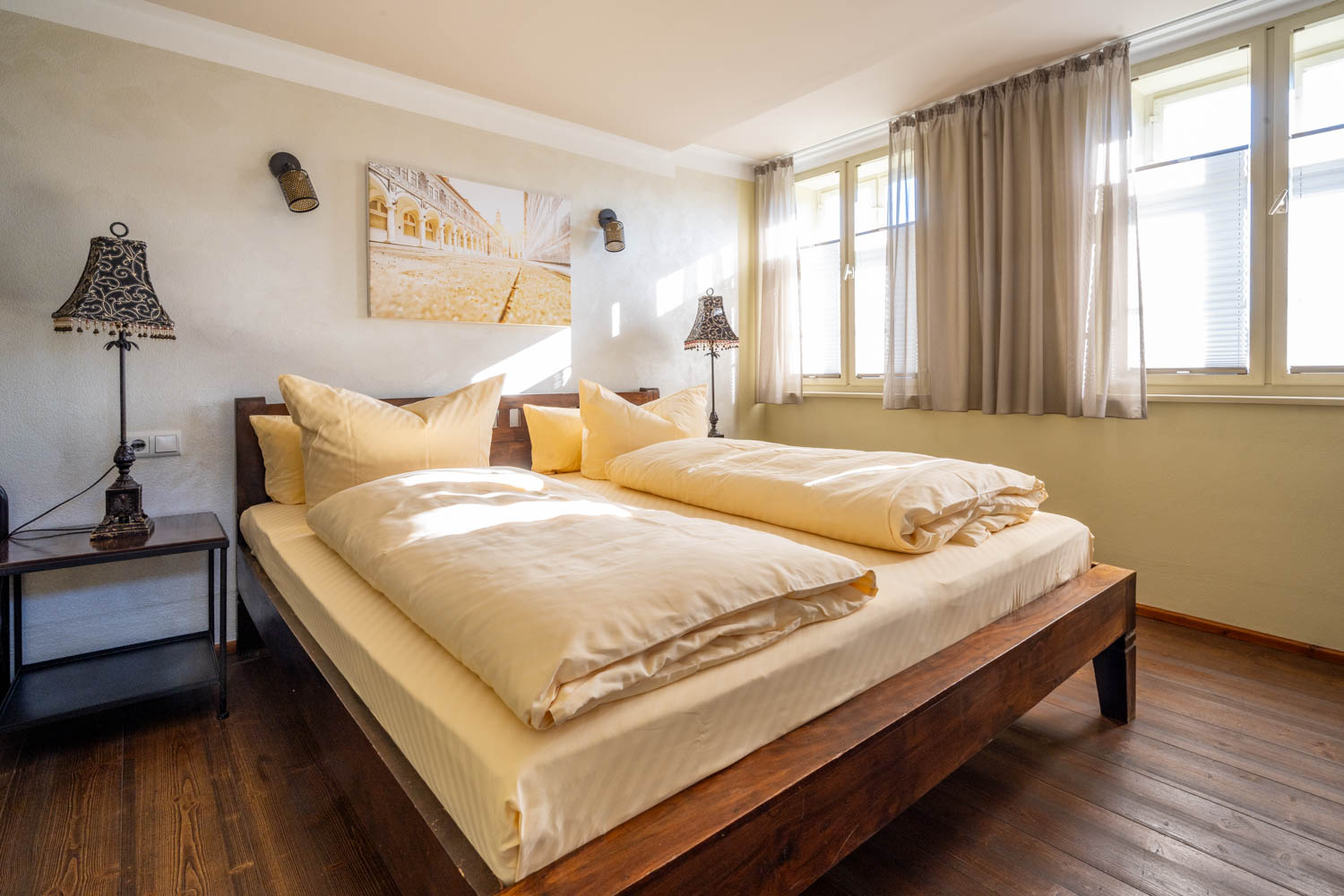 [Doppelzimmer 103] Helles Doppelzimmer mit gemütlichem Doppelbett und weitem Blick Richtung Elbe und Dorfstraße, ideal für Paare und kleine Familien.