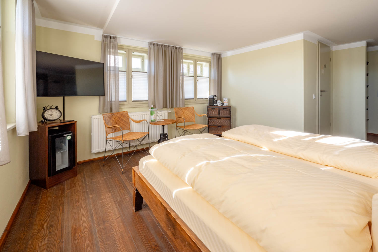 [Doppelzimmer 103] Helles Doppelzimmer mit gemütlichem Doppelbett und weitem Blick Richtung Elbe und Dorfstraße, ideal für Paare und kleine Familien.
