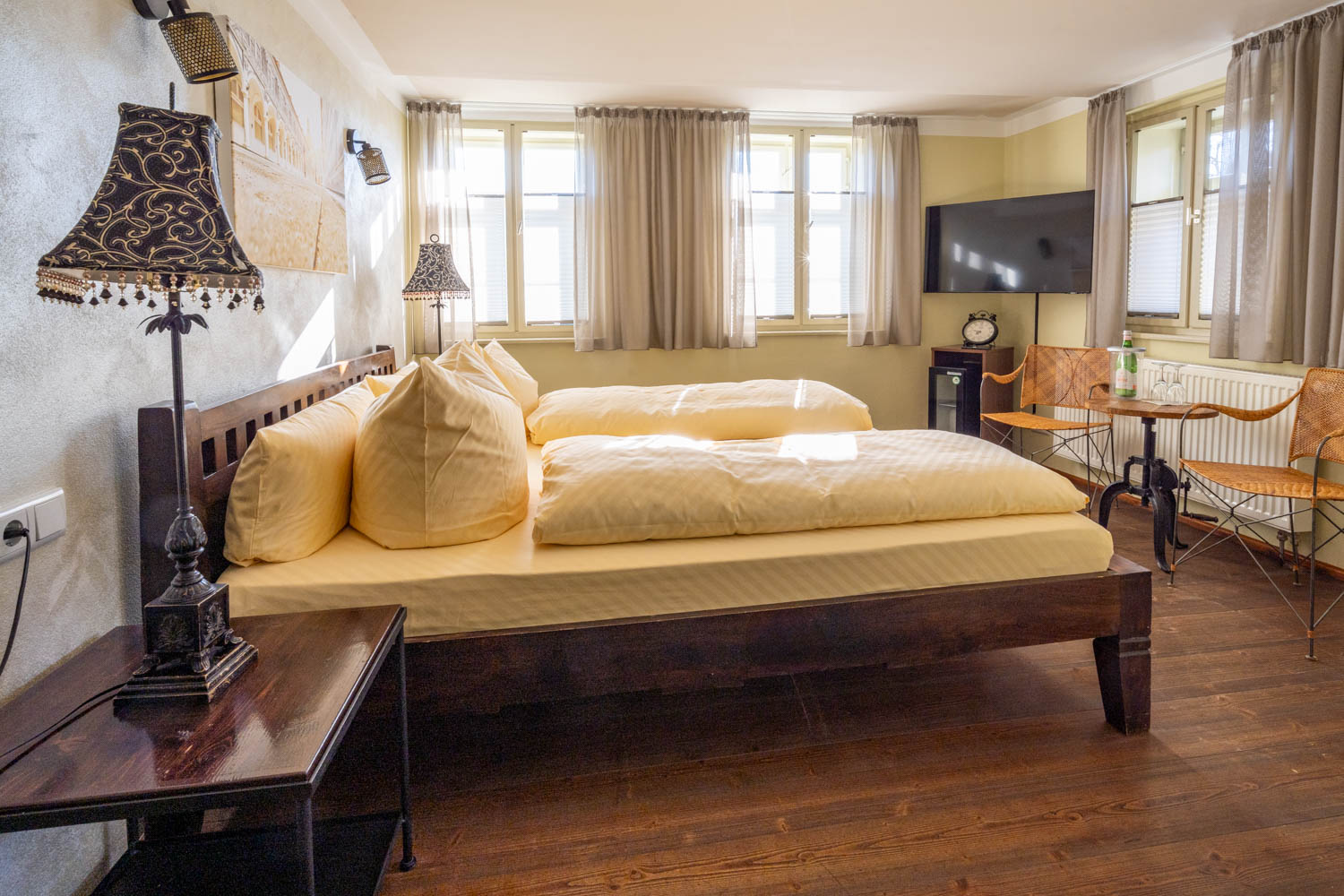 [Doppelzimmer 103] Helles Doppelzimmer mit gemütlichem Doppelbett und weitem Blick Richtung Elbe und Dorfstraße, ideal für Paare und kleine Familien.