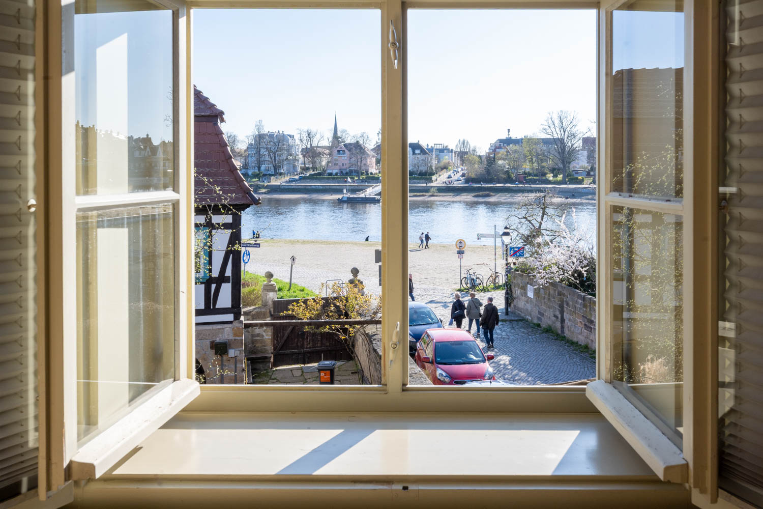 [Doppelzimmer 103] Helles Doppelzimmer mit gemütlichem Doppelbett und weitem Blick Richtung Elbe und Dorfstraße, ideal für Paare und kleine Familien.