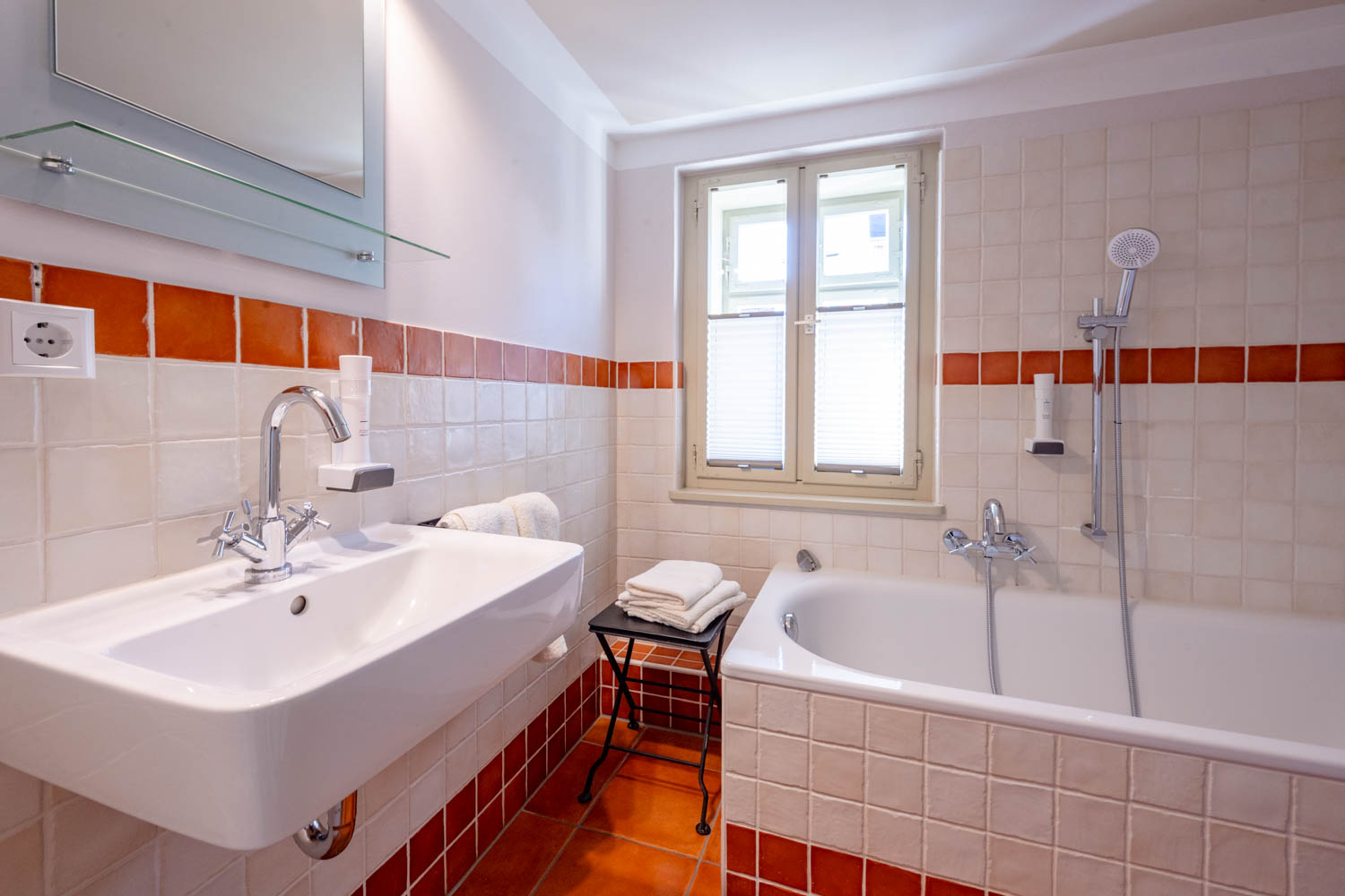 [Doppelzimmer 103] Helles Doppelzimmer mit gemütlichem Doppelbett und weitem Blick Richtung Elbe und Dorfstraße, ideal für Paare und kleine Familien.
