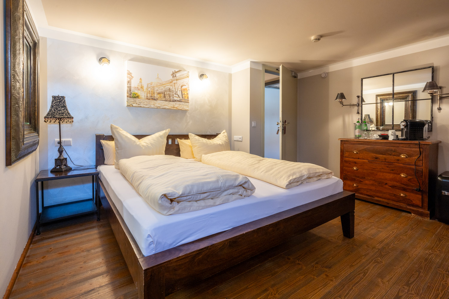 [Doppelzimmer 201] Helles Doppelzimmer mit komfortablem Doppelbett und Ausblick auf die Dorfstraße zur Elbe, ideal für Paare und kleine Familien.