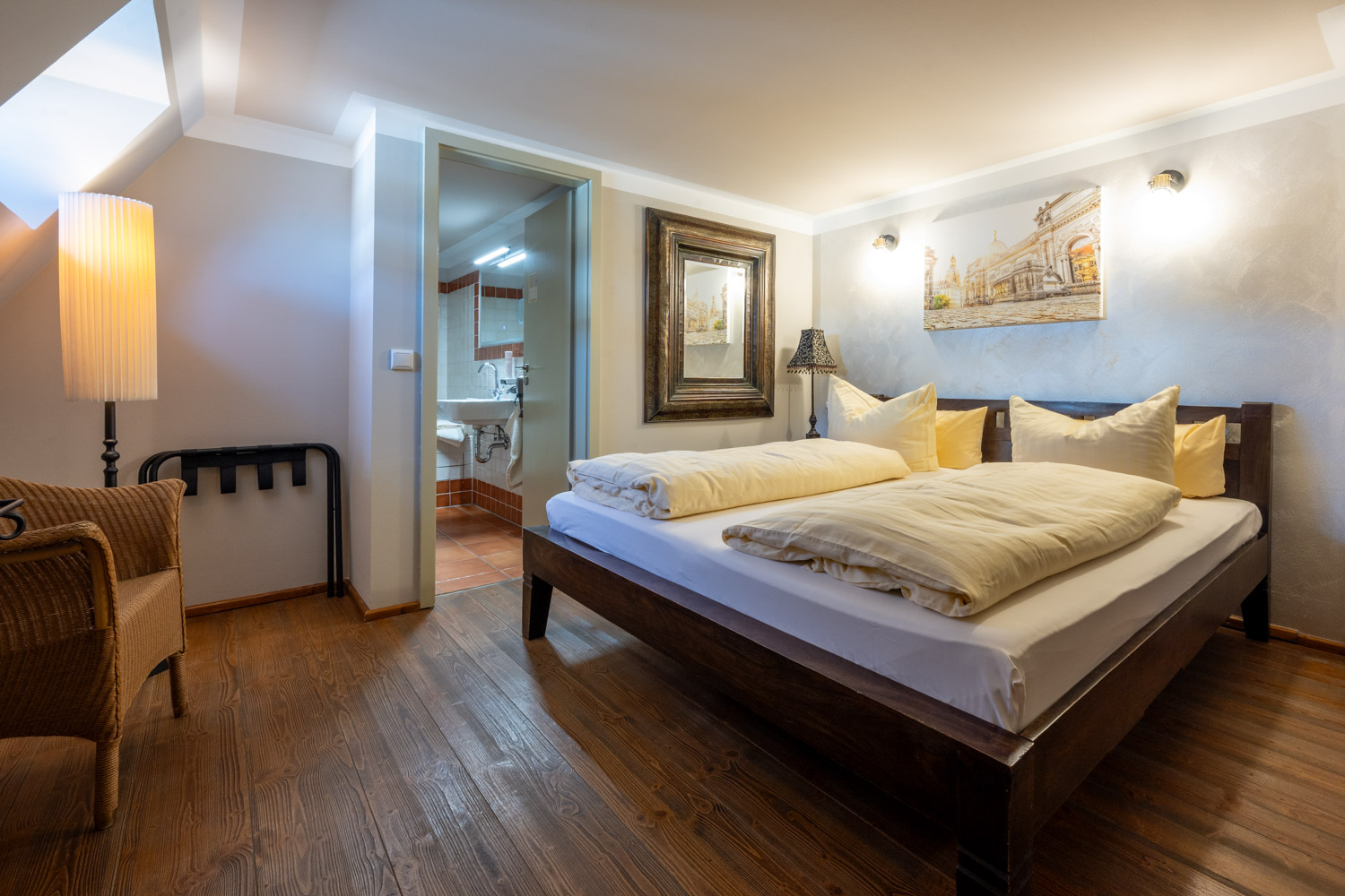[Doppelzimmer 201] Helles Doppelzimmer mit komfortablem Doppelbett und Ausblick auf die Dorfstraße zur Elbe, ideal für Paare und kleine Familien.