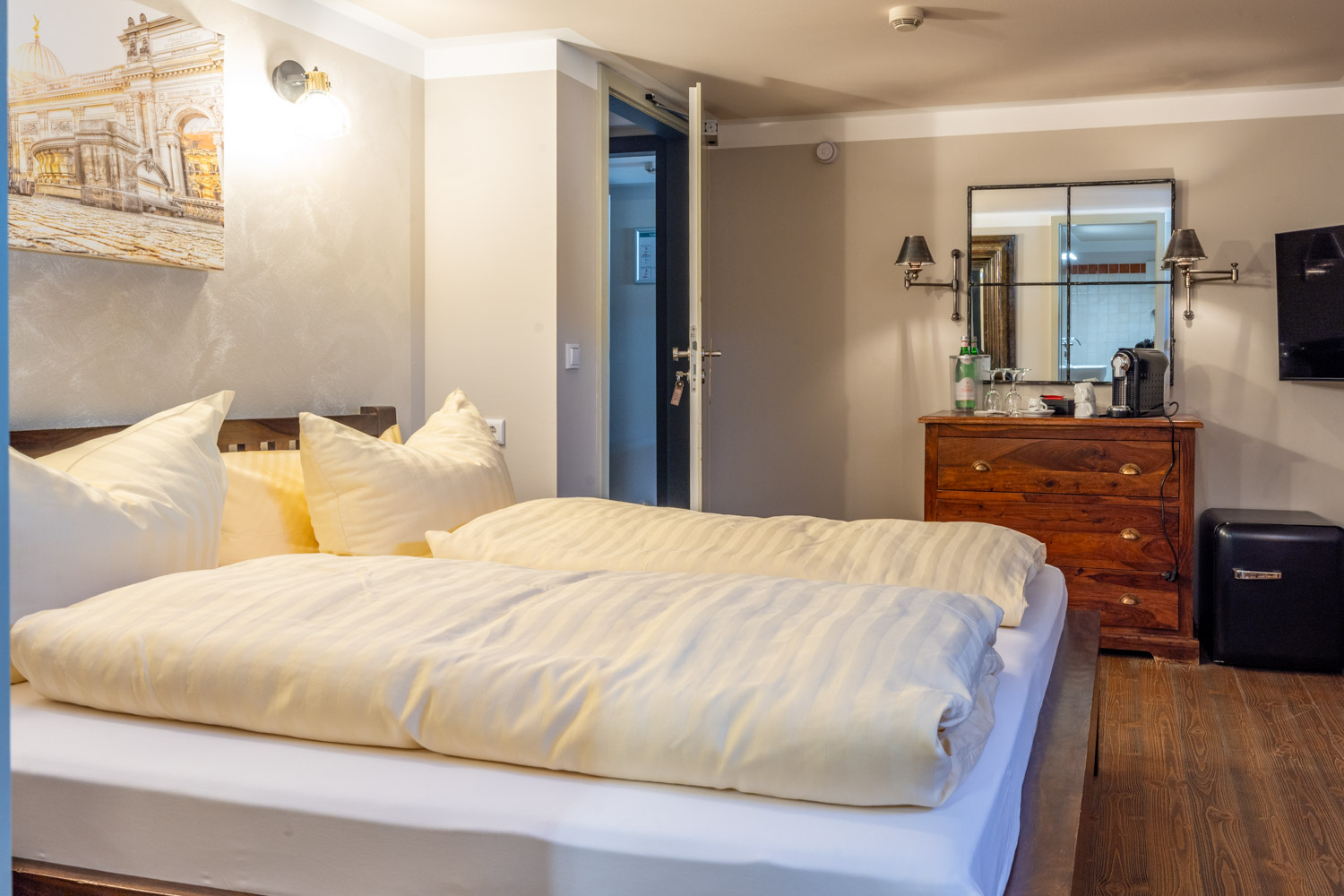 [Doppelzimmer 201] Helles Doppelzimmer mit komfortablem Doppelbett und Ausblick auf die Dorfstraße zur Elbe, ideal für Paare und kleine Familien.