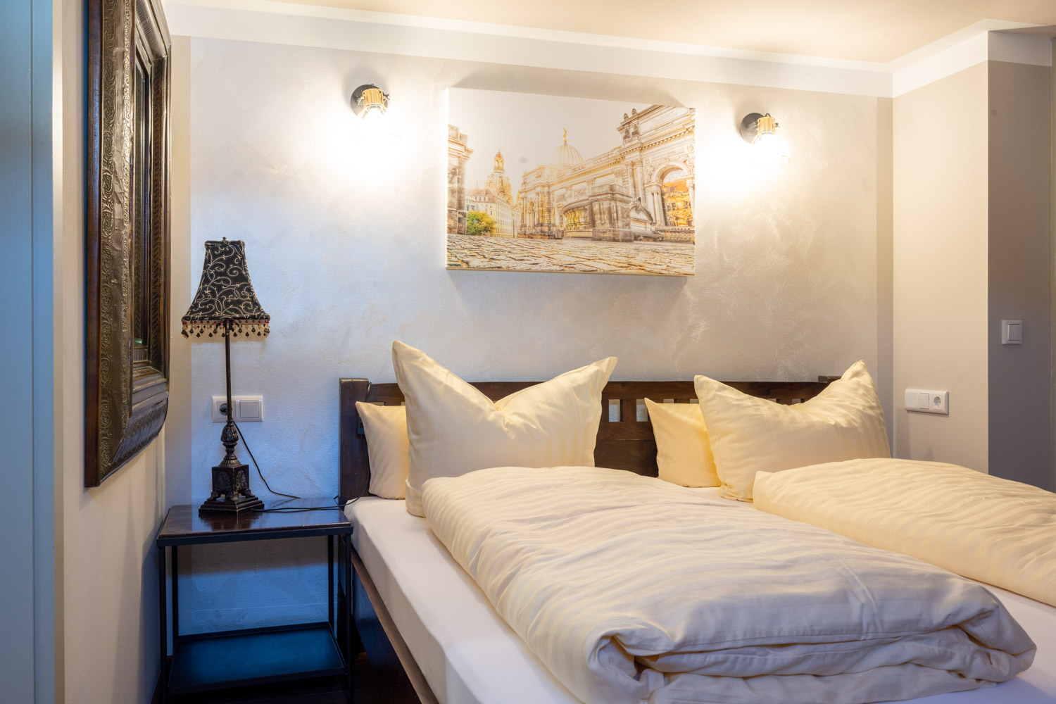 [Doppelzimmer 201] Helles Doppelzimmer mit komfortablem Doppelbett und Ausblick auf die Dorfstraße zur Elbe, ideal für Paare und kleine Familien.