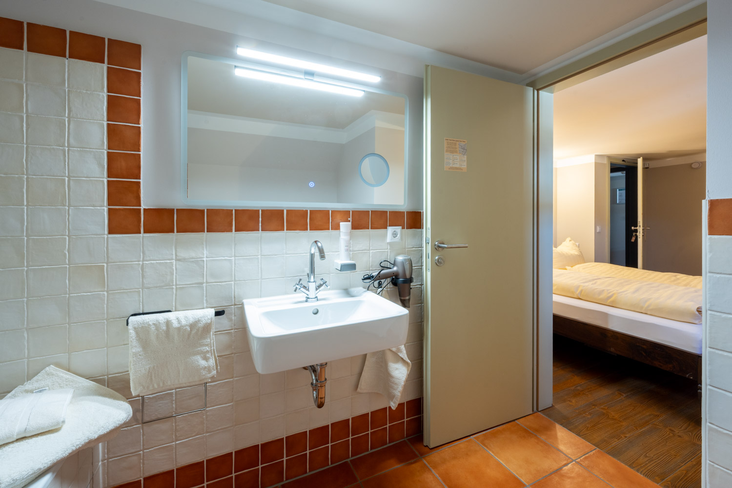 [Doppelzimmer 201] Helles Doppelzimmer mit komfortablem Doppelbett und Ausblick auf die Dorfstraße zur Elbe, ideal für Paare und kleine Familien.
