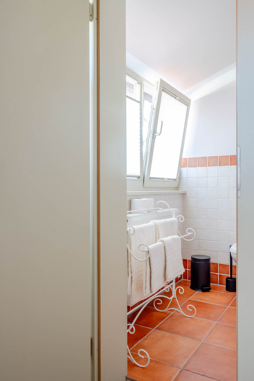 [Doppelzimmer 204] Helles Doppelzimmer im Alten Fährgut mit gemütlichem Doppelbett und weitem Blick auf die Elbhänge, die Schwebebahn und den Luisenhof.