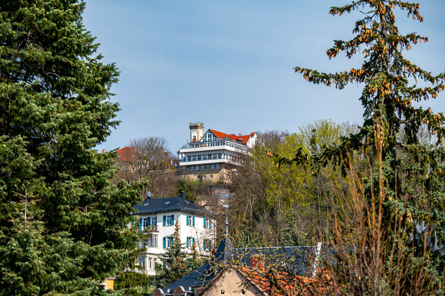 [Doppelzimmer 204] Helles Doppelzimmer im Alten Fährgut mit gemütlichem Doppelbett und weitem Blick auf die Elbhänge, die Schwebebahn und den Luisenhof.