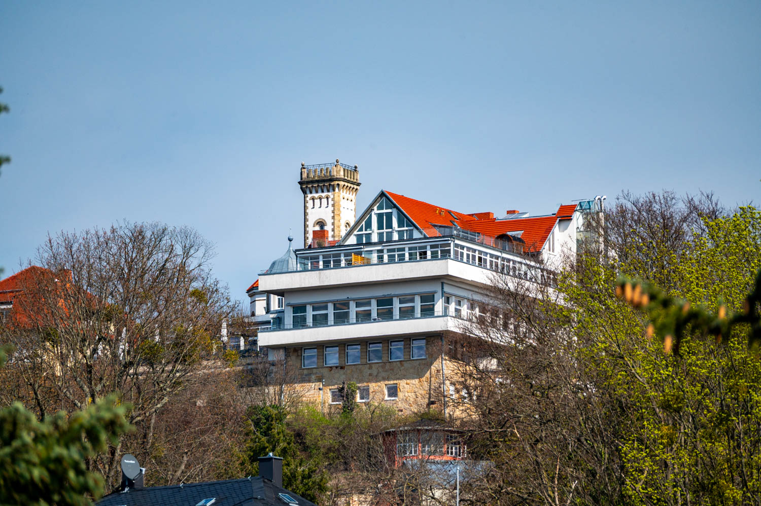 [Doppelzimmer 204] Helles Doppelzimmer im Alten Fährgut mit gemütlichem Doppelbett und weitem Blick auf die Elbhänge, die Schwebebahn und den Luisenhof.