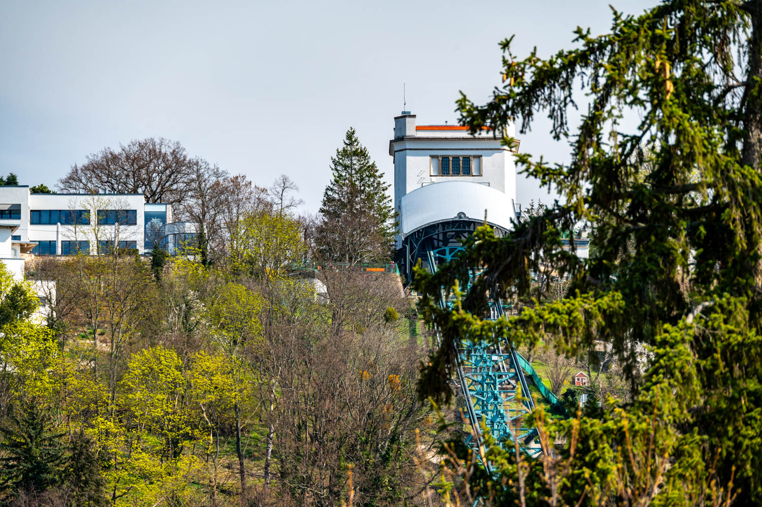 [Doppelzimmer 204] Helles Doppelzimmer im Alten Fährgut mit gemütlichem Doppelbett und weitem Blick auf die Elbhänge, die Schwebebahn und den Luisenhof.