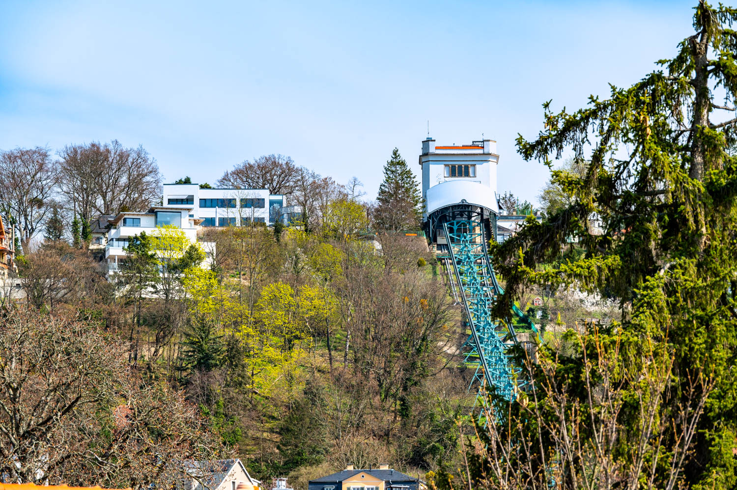 [Doppelzimmer 205] Helles Doppelzimmer im Alten Fährgut mit gemütlichem Doppelbett, zusätzlichem Schlafplatz und weitem Blick auf Elbhänge, Schwebebahn und Luisenhof.