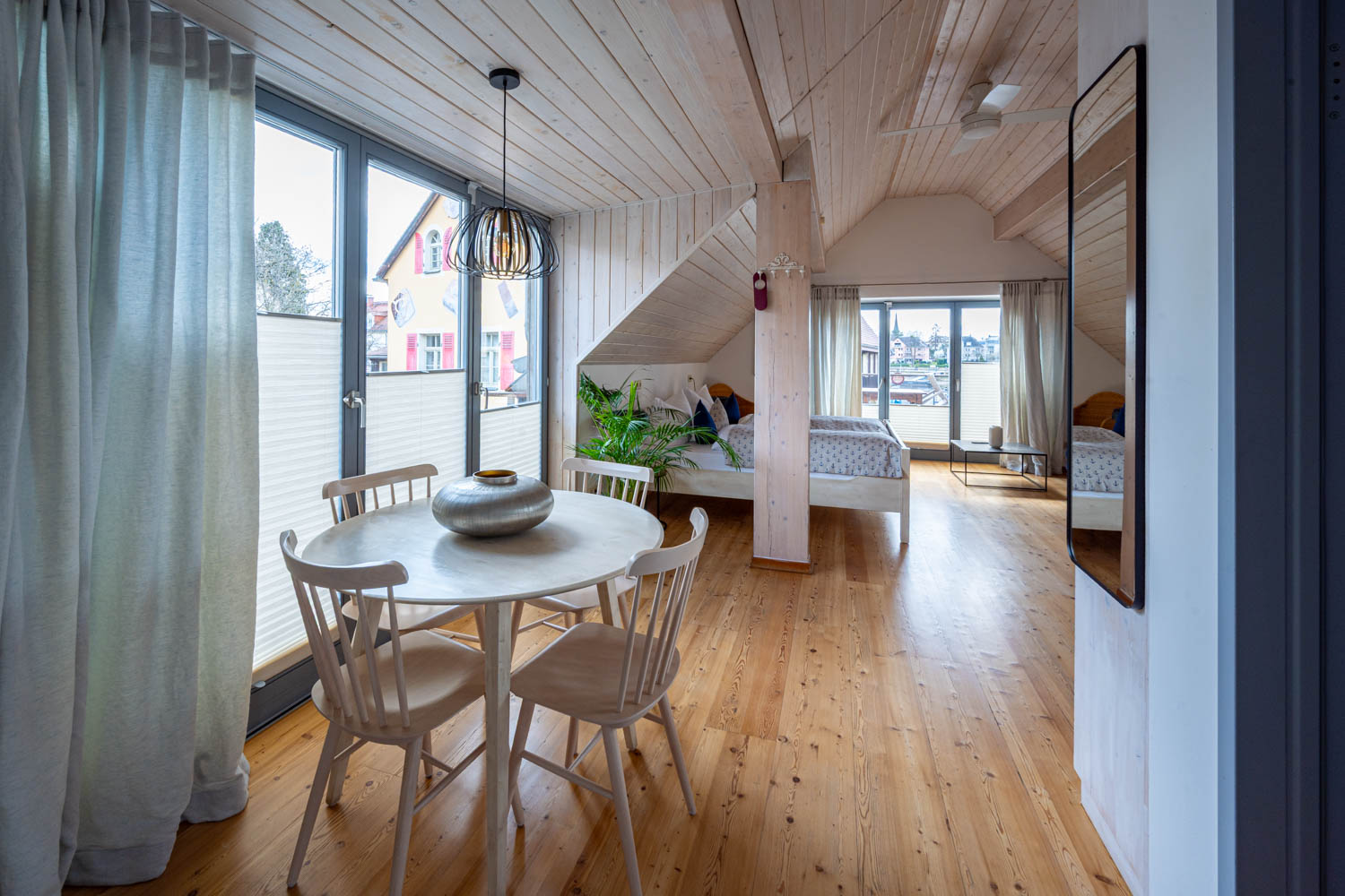 [Doppelzimmer Kajüte 401] Freundliches Doppelzimmer im Neuen Fährgut mit gemütlichem Doppelbett, kleiner Küche und großer Süd-Terrasse mit Blick auf die Elbe.