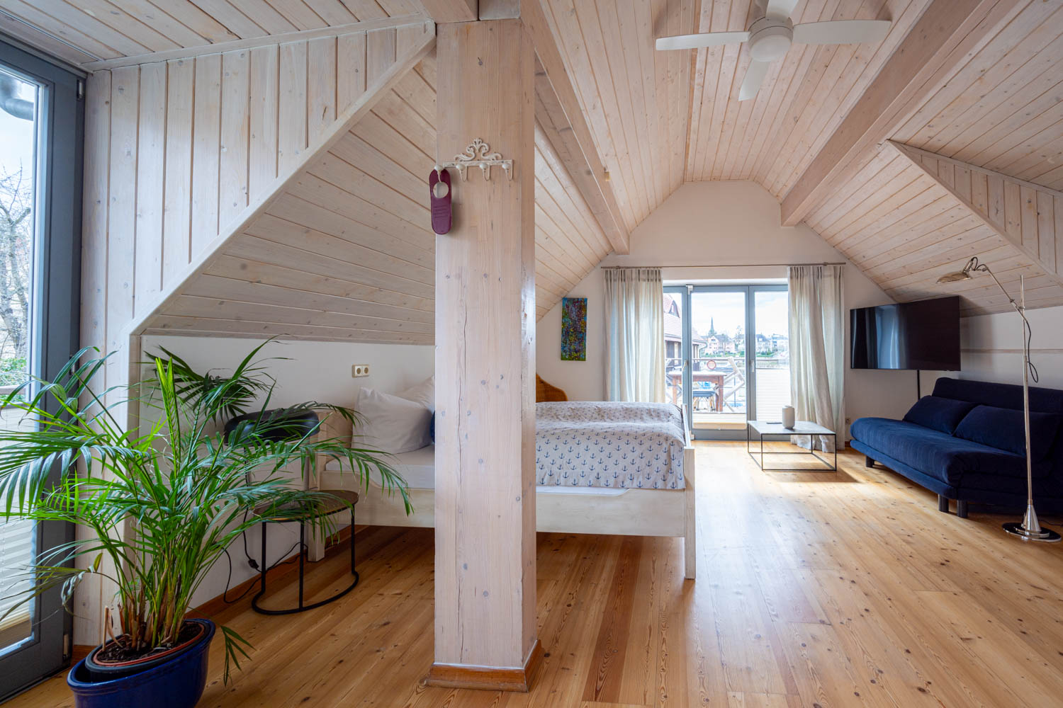 [Doppelzimmer Kajüte 401] Freundliches Doppelzimmer im Neuen Fährgut mit gemütlichem Doppelbett, kleiner Küche und großer Süd-Terrasse mit Blick auf die Elbe.