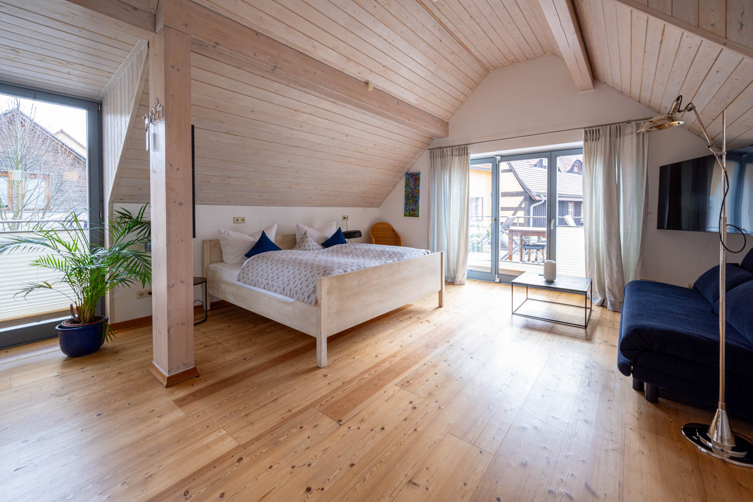 [Doppelzimmer Kajüte 401] Freundliches Doppelzimmer im Neuen Fährgut mit gemütlichem Doppelbett, kleiner Küche und großer Süd-Terrasse mit Blick auf die Elbe.