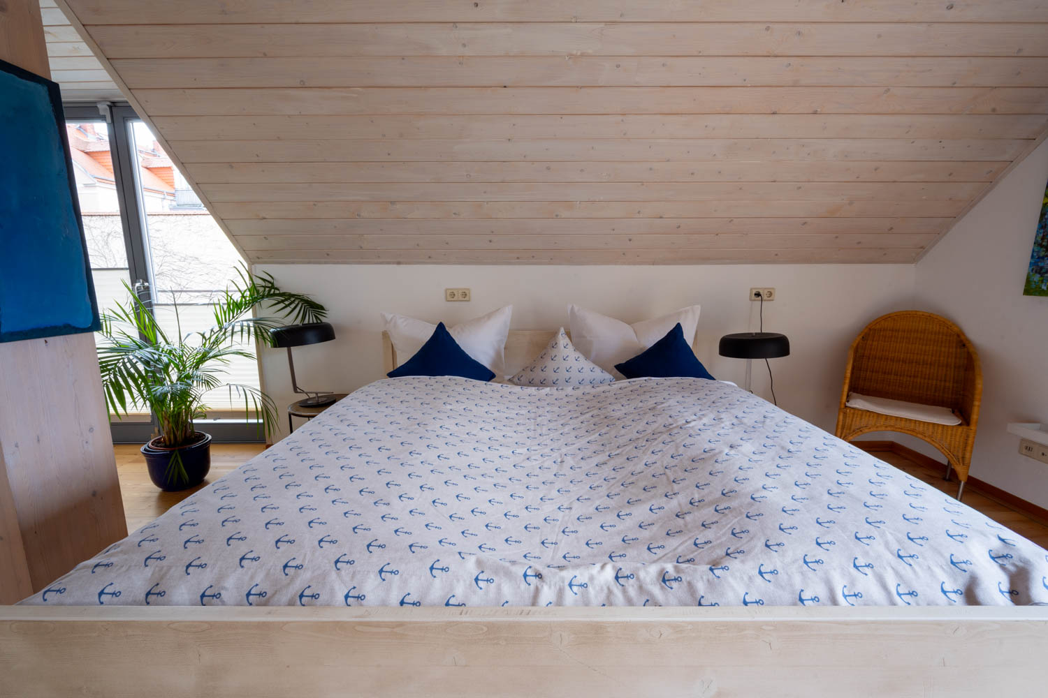[Doppelzimmer Kajüte 401] Freundliches Doppelzimmer im Neuen Fährgut mit gemütlichem Doppelbett, kleiner Küche und großer Süd-Terrasse mit Blick auf die Elbe.