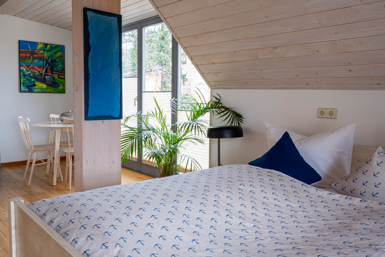 [Doppelzimmer Kajüte 401] Freundliches Doppelzimmer im Neuen Fährgut mit gemütlichem Doppelbett, kleiner Küche und großer Süd-Terrasse mit Blick auf die Elbe.