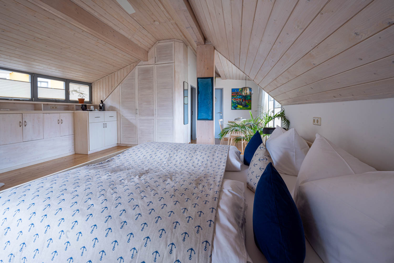 [Doppelzimmer Kajüte 401] Freundliches Doppelzimmer im Neuen Fährgut mit gemütlichem Doppelbett, kleiner Küche und großer Süd-Terrasse mit Blick auf die Elbe.