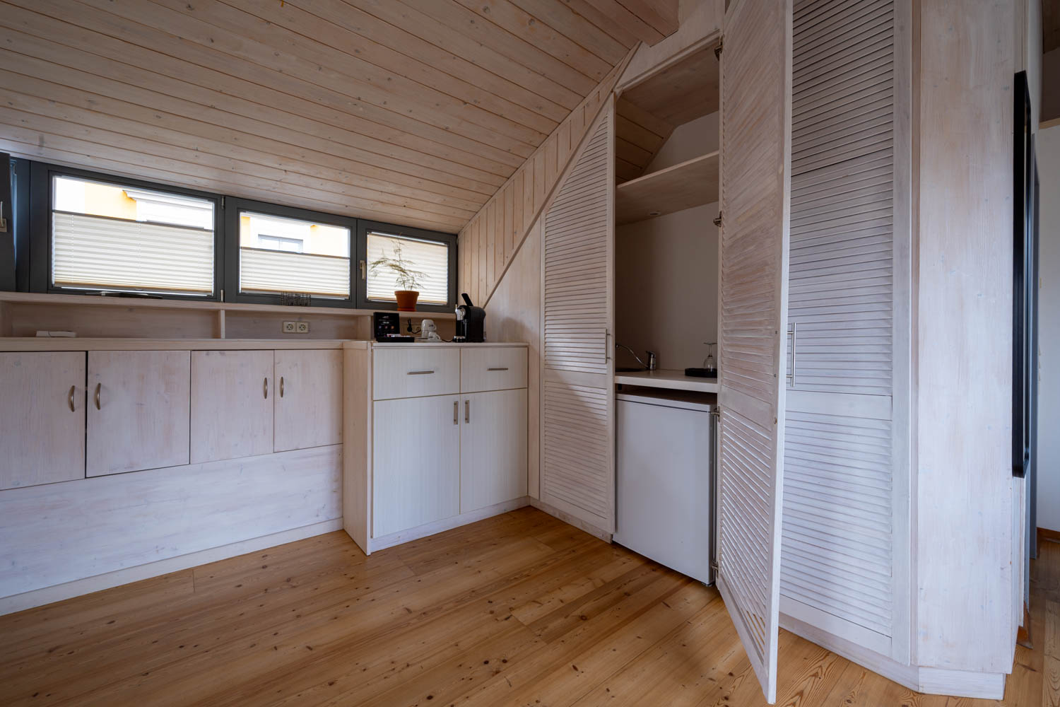 [Doppelzimmer Kajüte 401] Freundliches Doppelzimmer im Neuen Fährgut mit gemütlichem Doppelbett, kleiner Küche und großer Süd-Terrasse mit Blick auf die Elbe.