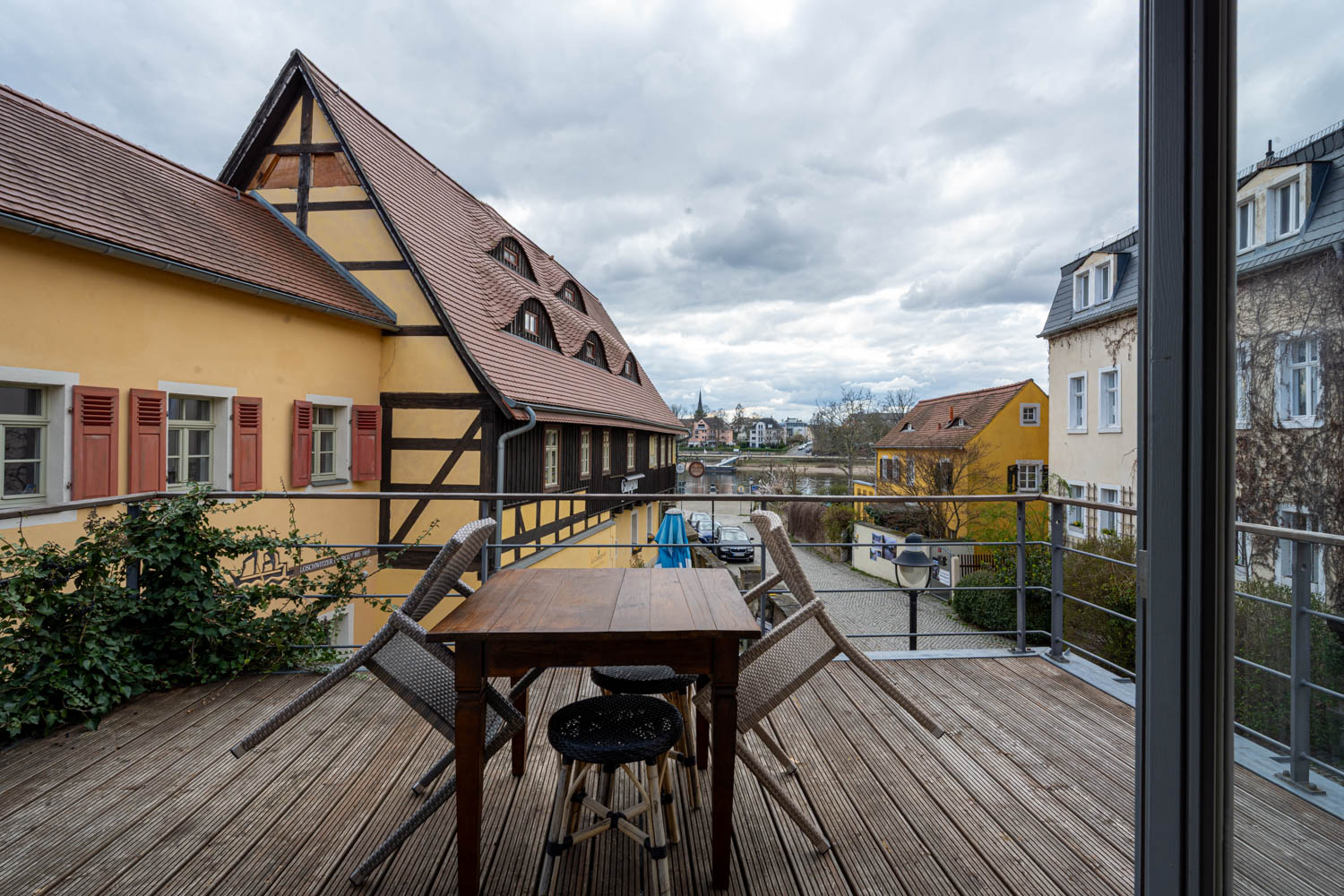 [Doppelzimmer Kajüte 401] Freundliches Doppelzimmer im Neuen Fährgut mit gemütlichem Doppelbett, kleiner Küche und großer Süd-Terrasse mit Blick auf die Elbe.